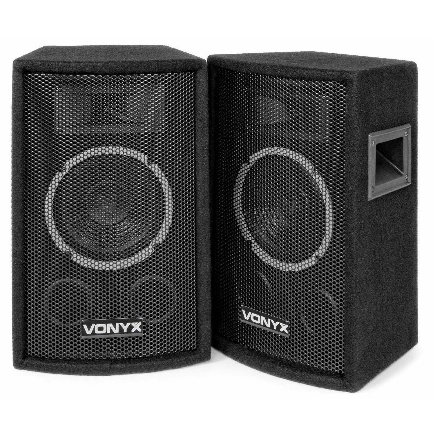 Dos altavoces Vonyx negros. Cada uno tiene una rejilla metálica frontal, un cono de altavoz y un asa. Fondo blanco.