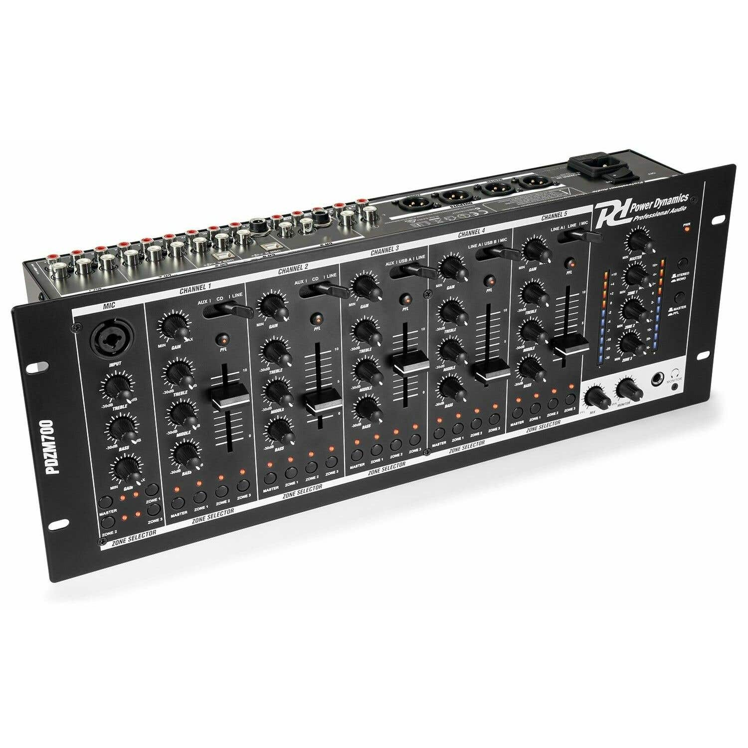 Mezclador de audio negro con múltiples canales, perillas y entradas. Tiene la marca Power Dynamics en la esquina superior derecha.