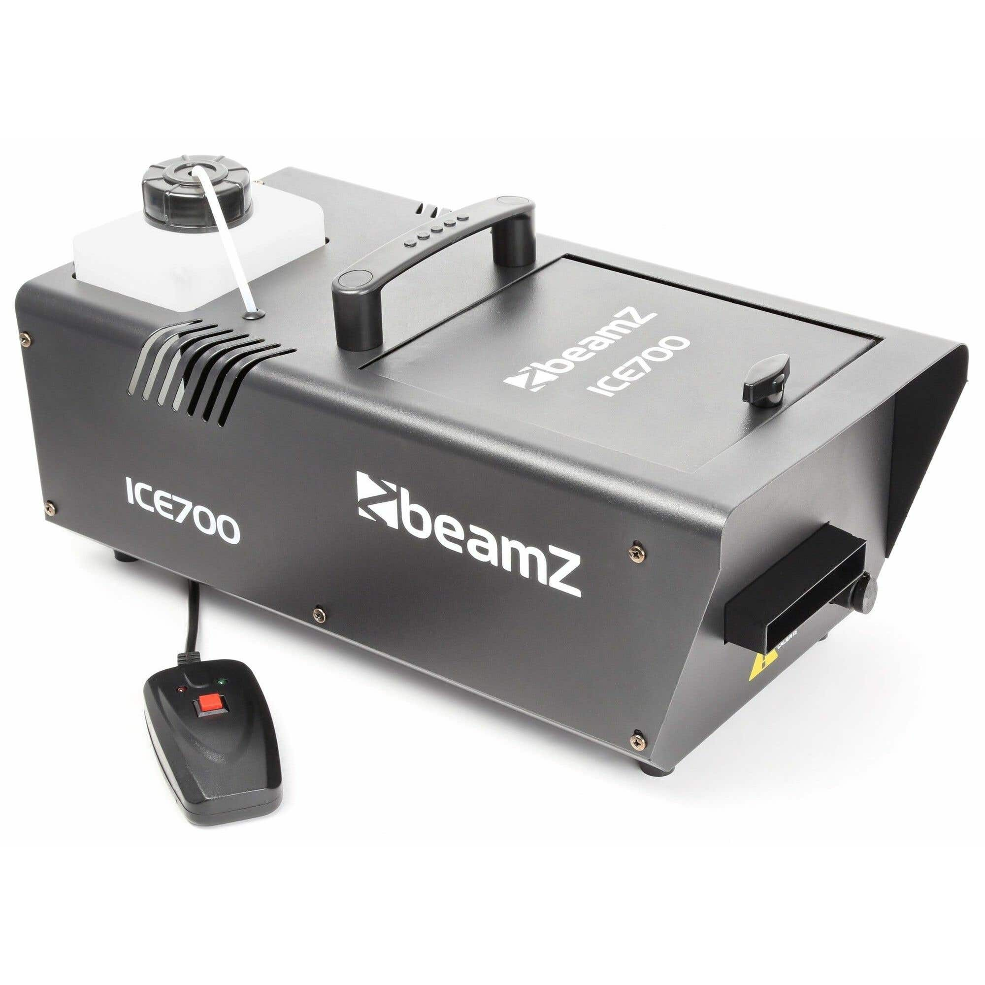Una máquina de niebla beamZ ICE700 negra con depósito de agua, asa y mando a distancia, sobre fondo blanco.
