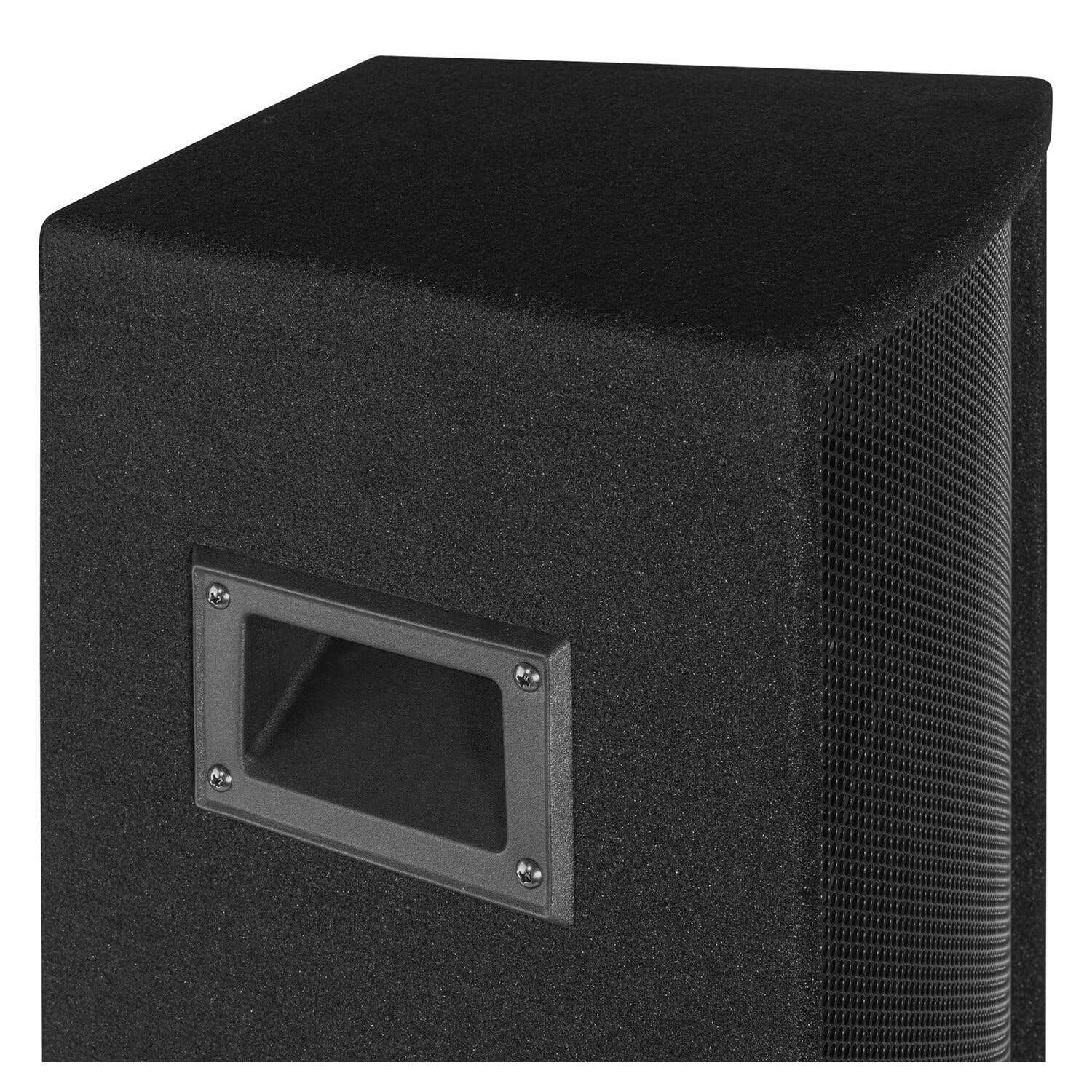 Primer plano de un altavoz negro. Tiene un asa y una malla perforada en el lateral. La superficie tiene un aspecto texturizado.