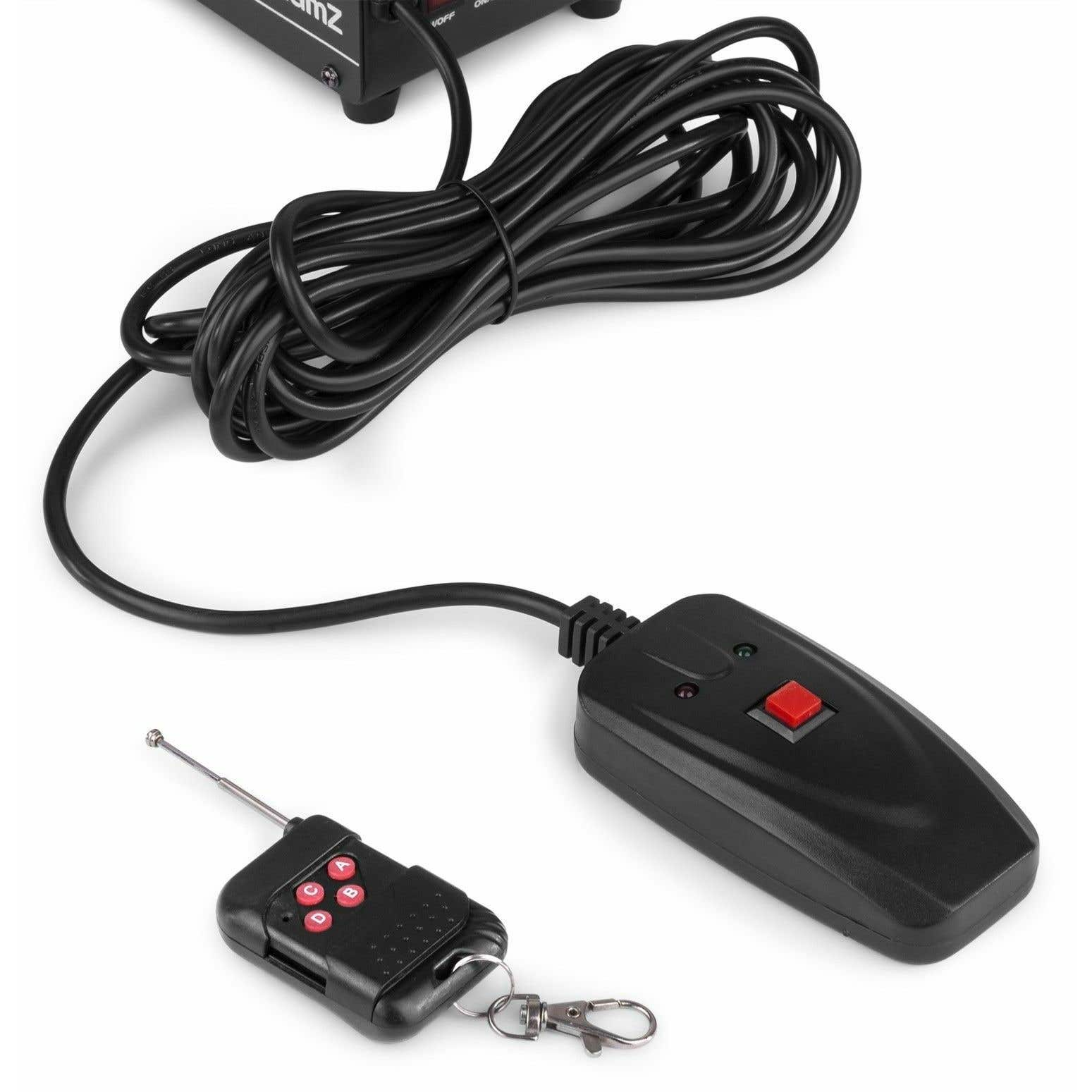 Mando a distancia y receptor negros con un botón rojo. Un cable negro los conecta, y se ve una antena pequeña.