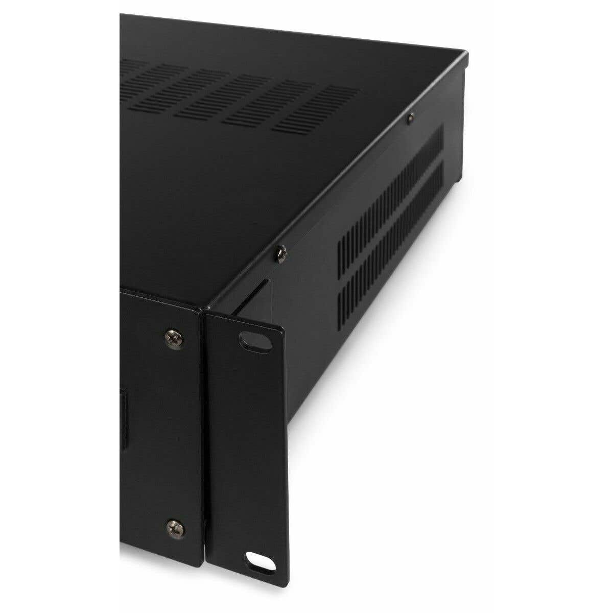 Schwarzes Metall-Server-Rack-Komponente. Es hat Lüftungsschlitze und Montagehalterungen und ist vor weißem Hintergrund platziert.