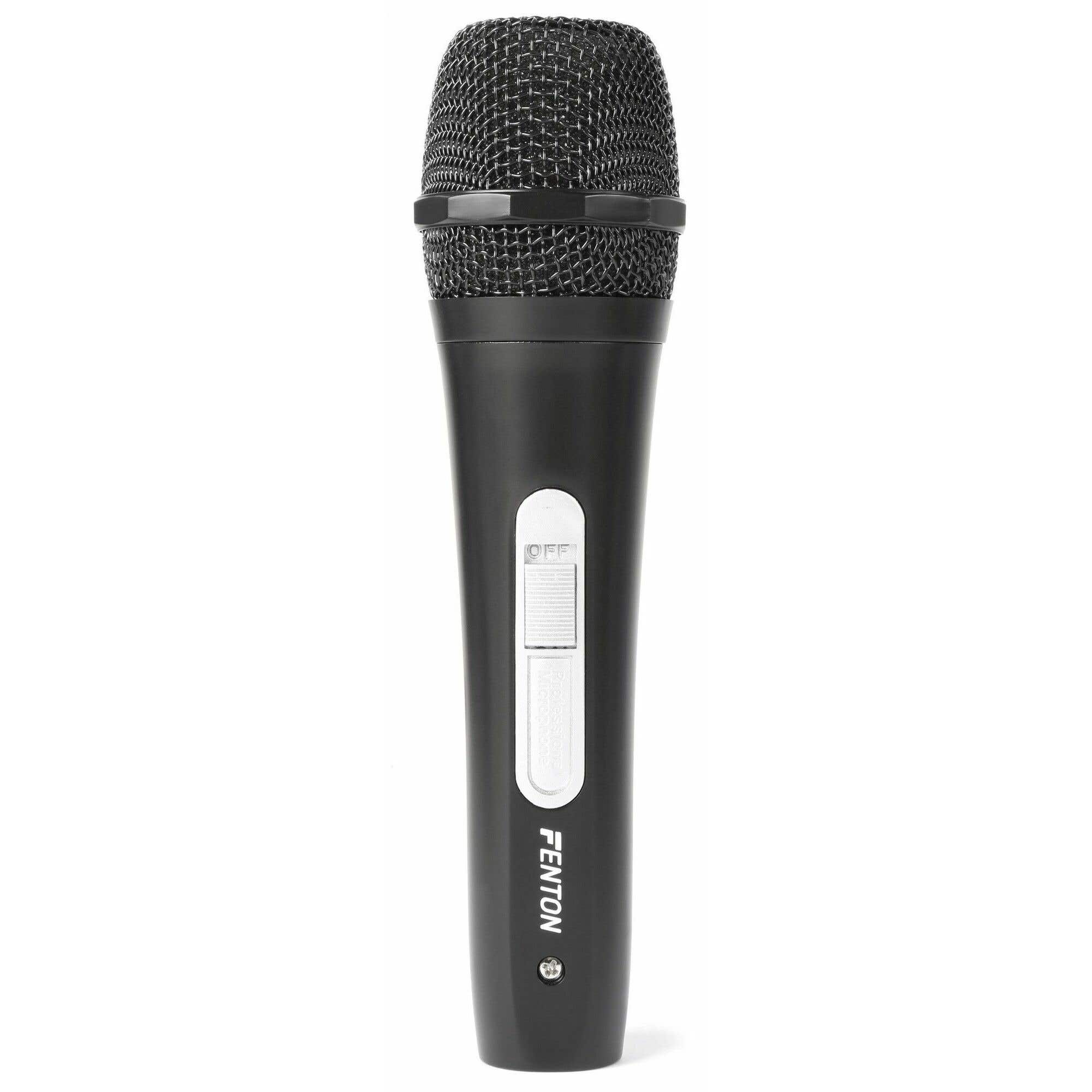 Un micrófono Fenton negro, sostenido verticalmente. Tiene una cabeza de malla, un interruptor blanco y el logotipo de Fenton.