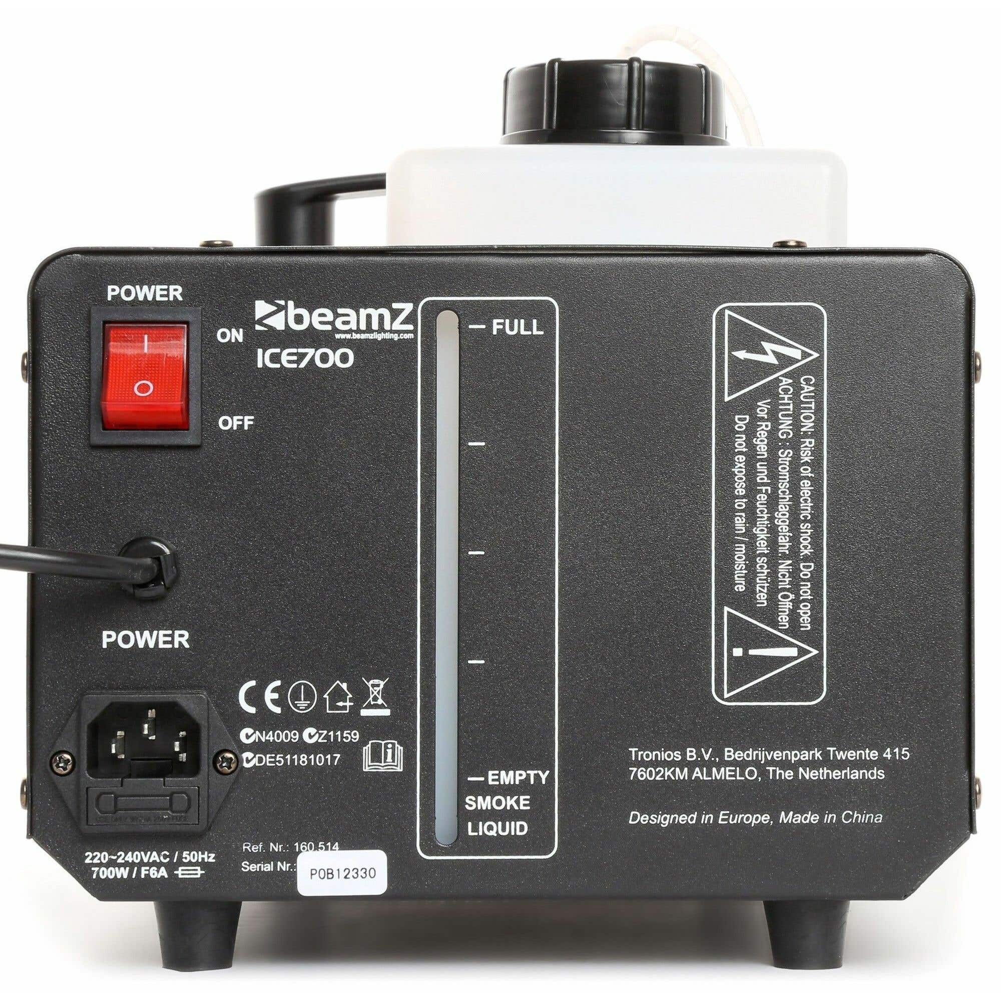 Máquina Beamz ICE700 negra con botón de encendido, indicador de líquido de humo y etiquetas de advertencia. Tanque blanco arriba.