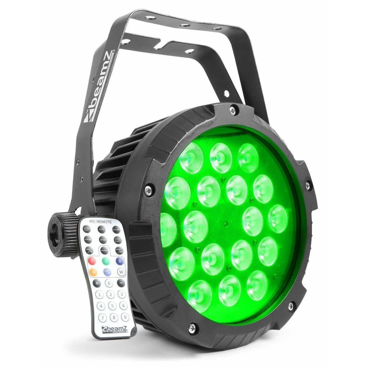 Una luz par LED Beamz con mando a distancia. La luz es negra con LED verdes. El mando es blanco y negro.