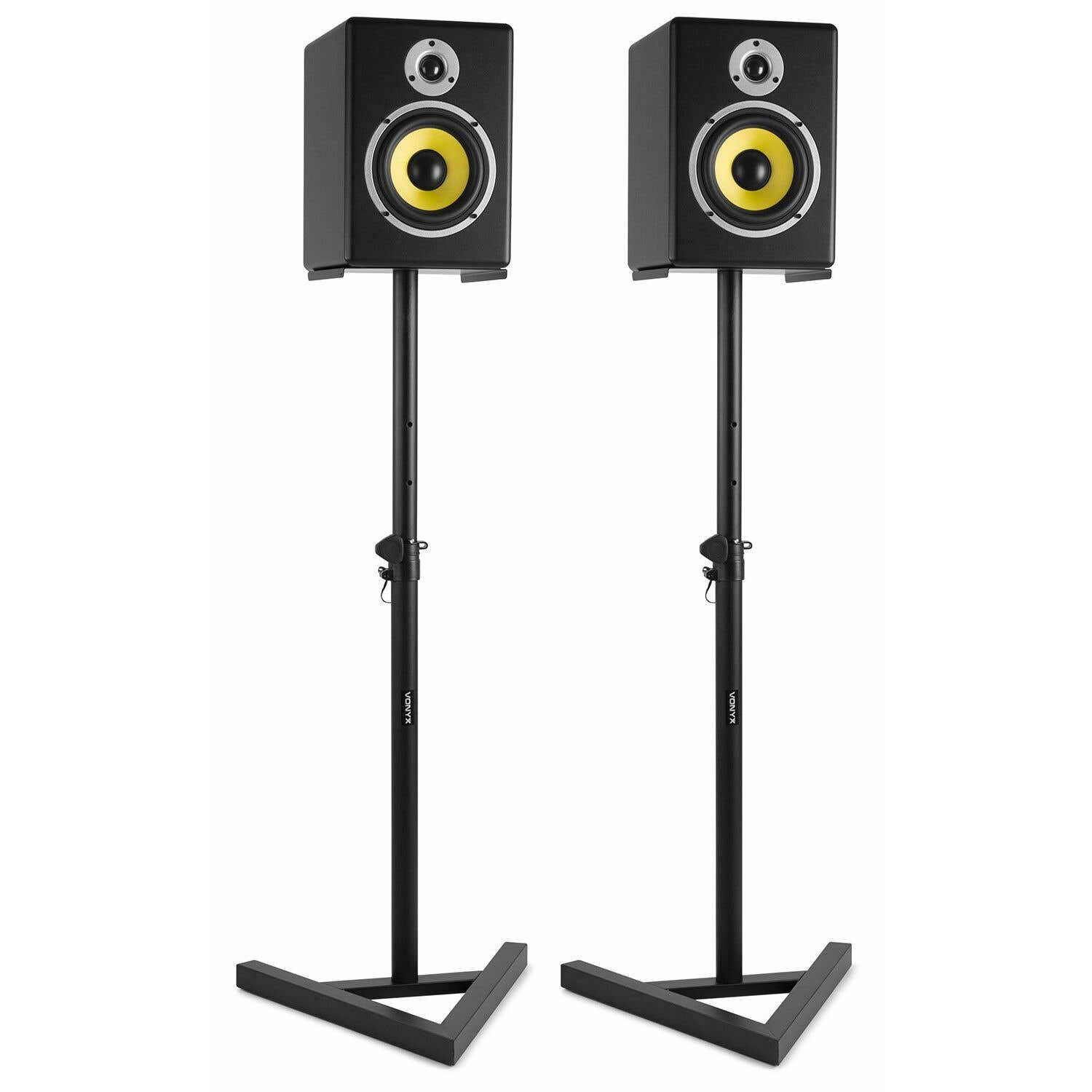 Dos altavoces negros con centros amarillos sobre soportes. Los soportes son negros, con base triangular. El fondo es blanco.