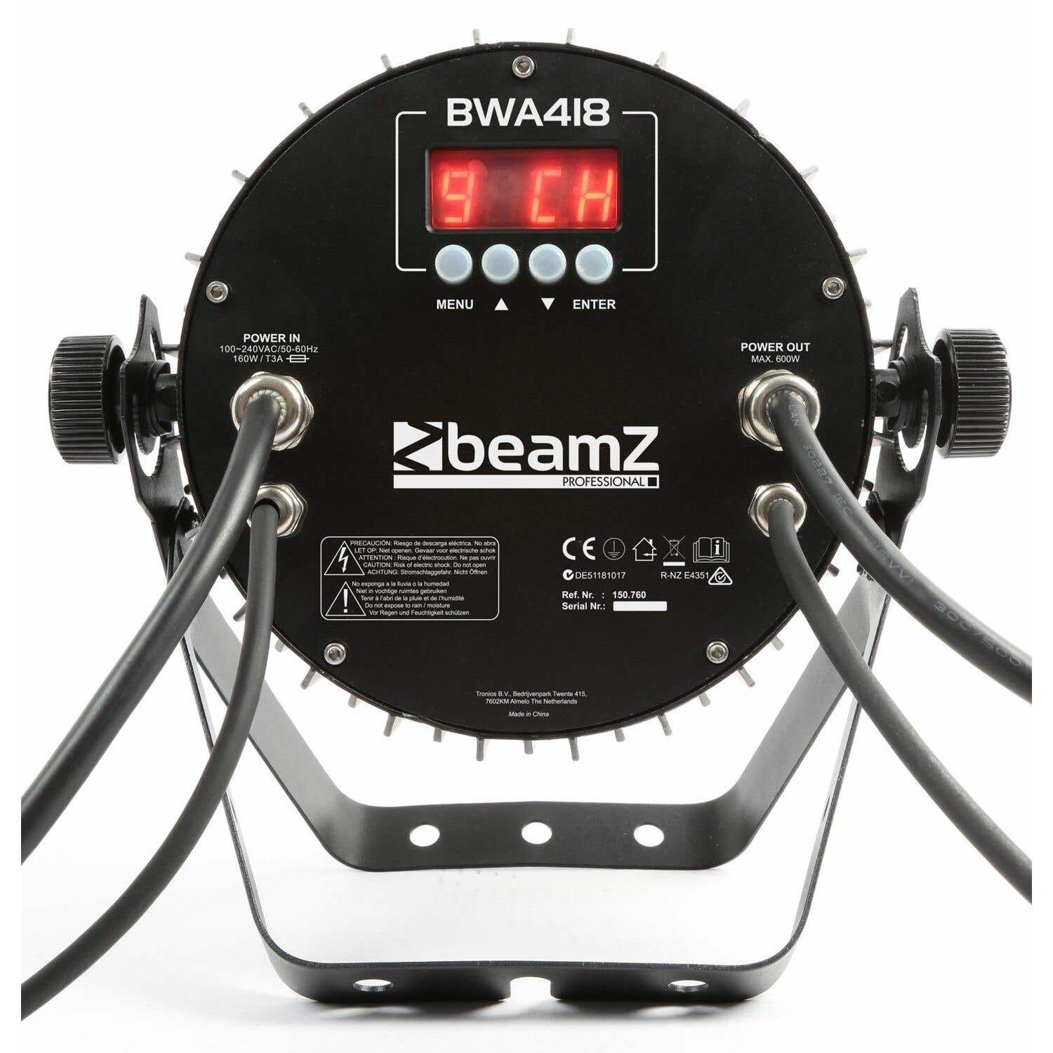 Luminaria negra BWA418 con pantalla digital que muestra '9 CH'. Cables conectados. El logotipo de Beamz visible.