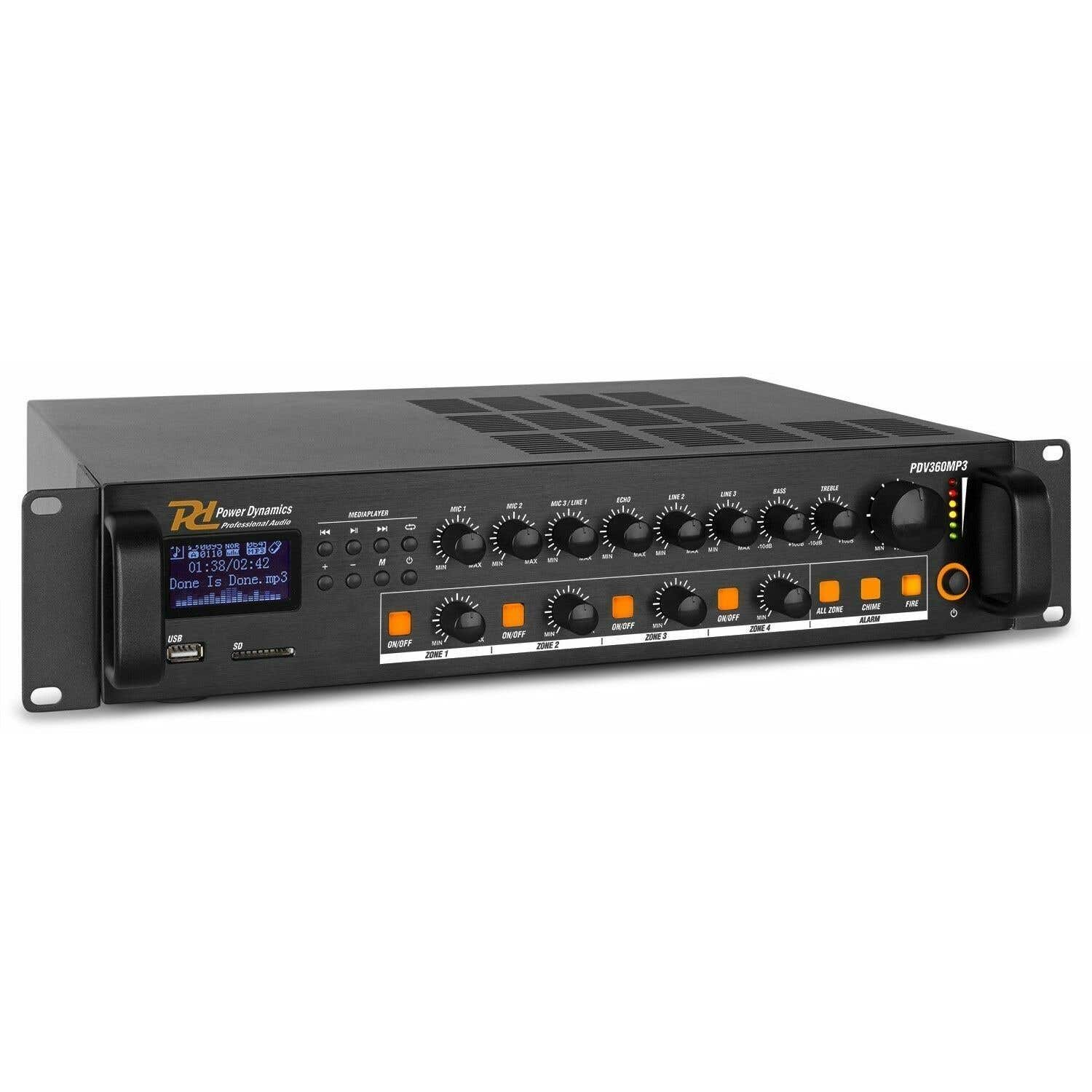 Un mezclador de audio negro con múltiples perillas, botones y una pequeña pantalla. La pantalla muestra la información de la pista. El logotipo de Power Dynamics es visible.
