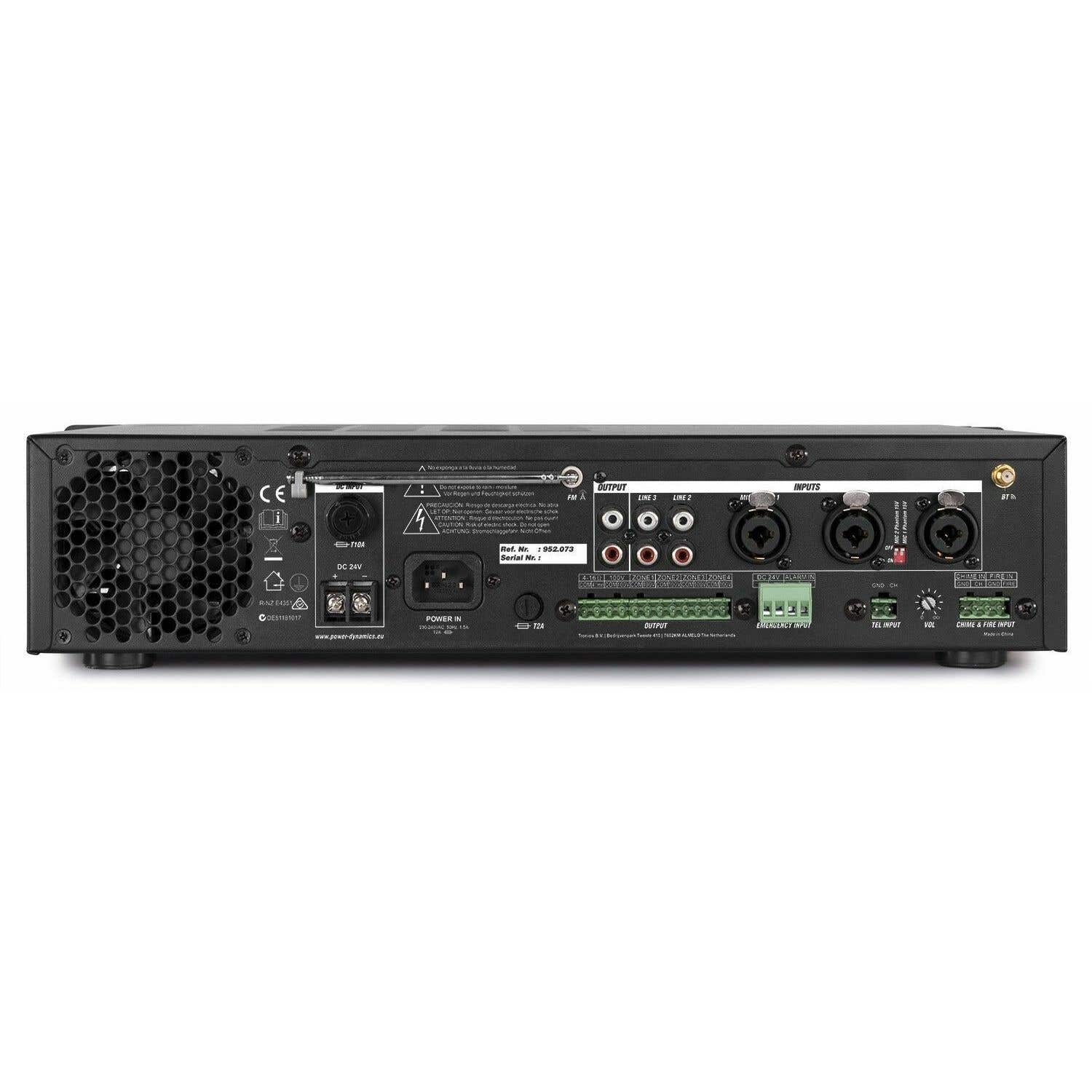 Equipo de audio negro con múltiples puertos de entrada/salida, entrada de alimentación y ventilador. Etiquetas de texto visibles.