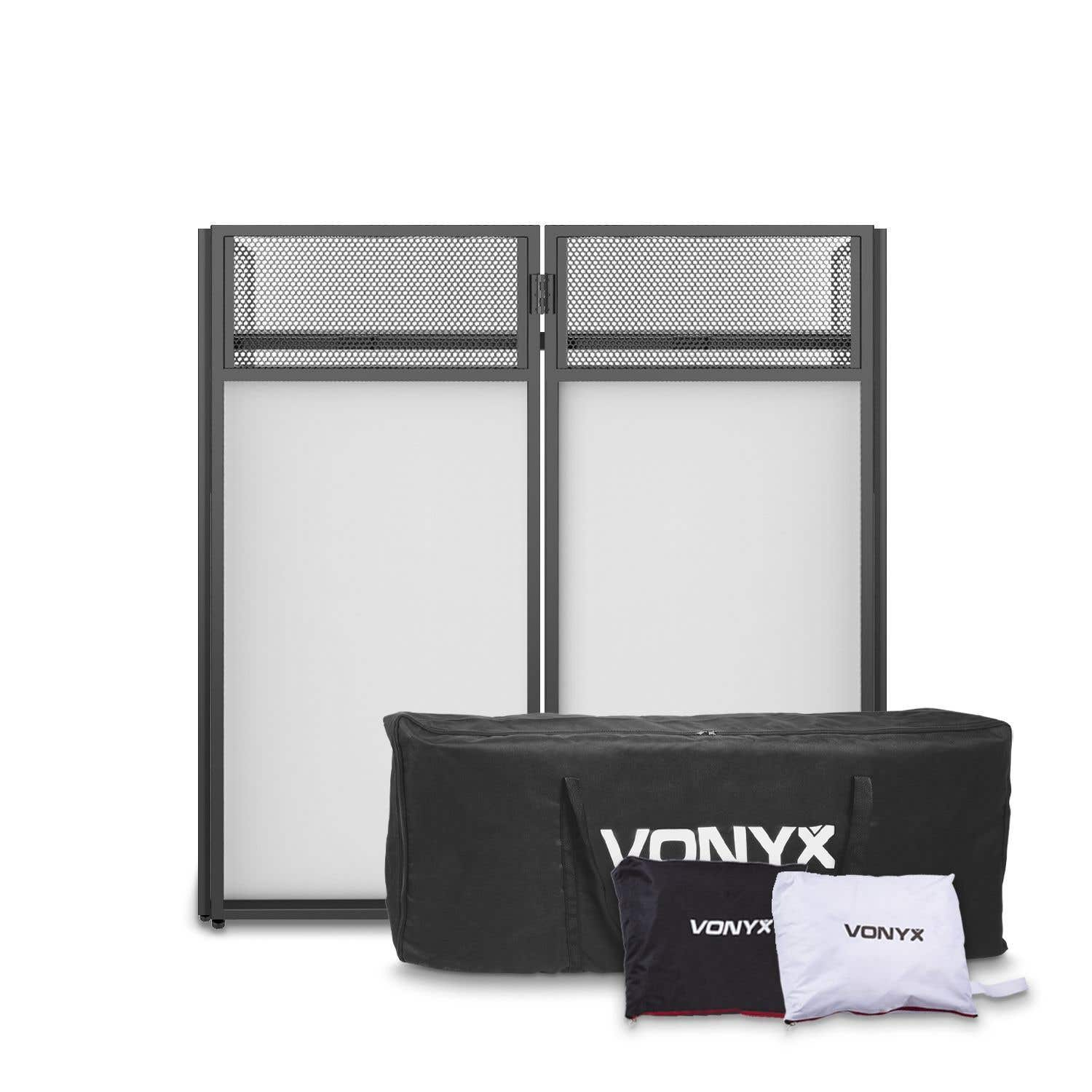 Un stand de DJ negro y gris con dos paneles, una parte superior de malla y un interior blanco. Tiene bolsas negras con "VONYX" impreso.