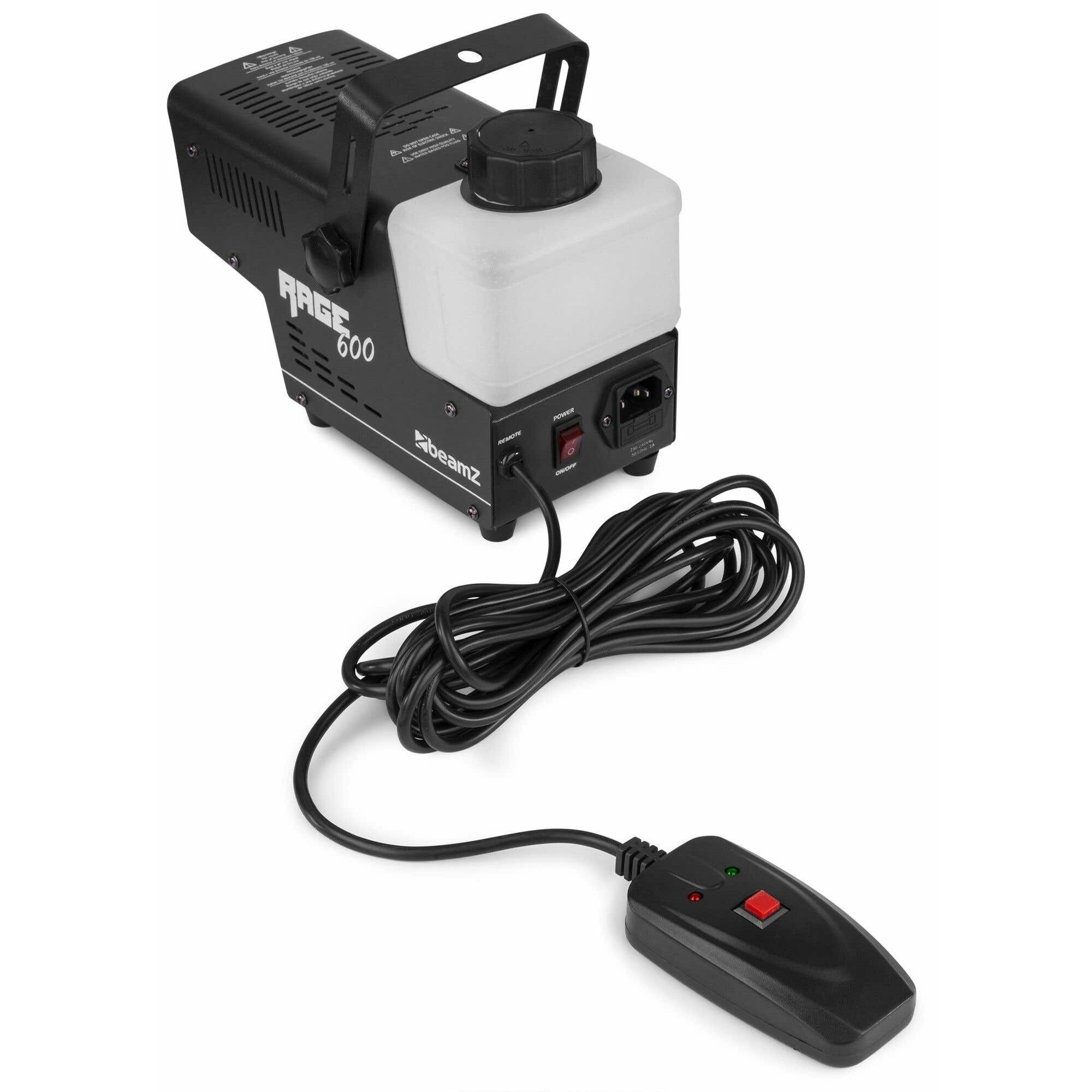 Una máquina de niebla negra con un tanque blanco, un asa negra y un control remoto, todo sobre un fondo blanco.