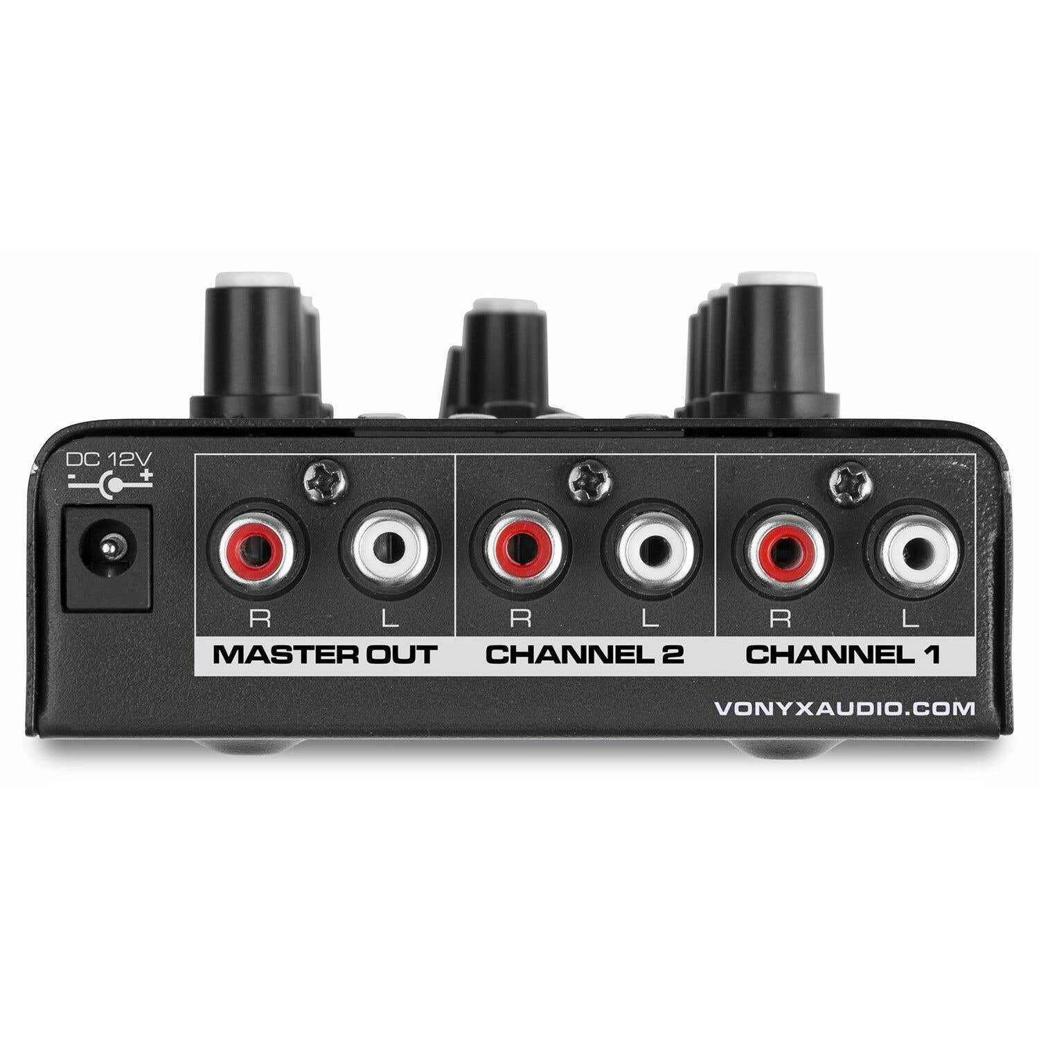Primer plano de un mezclador de audio negro con perillas y puertos de entrada/salida etiquetados como Master Out, Canal 2 y Canal 1. Incluye entrada DC 12V.