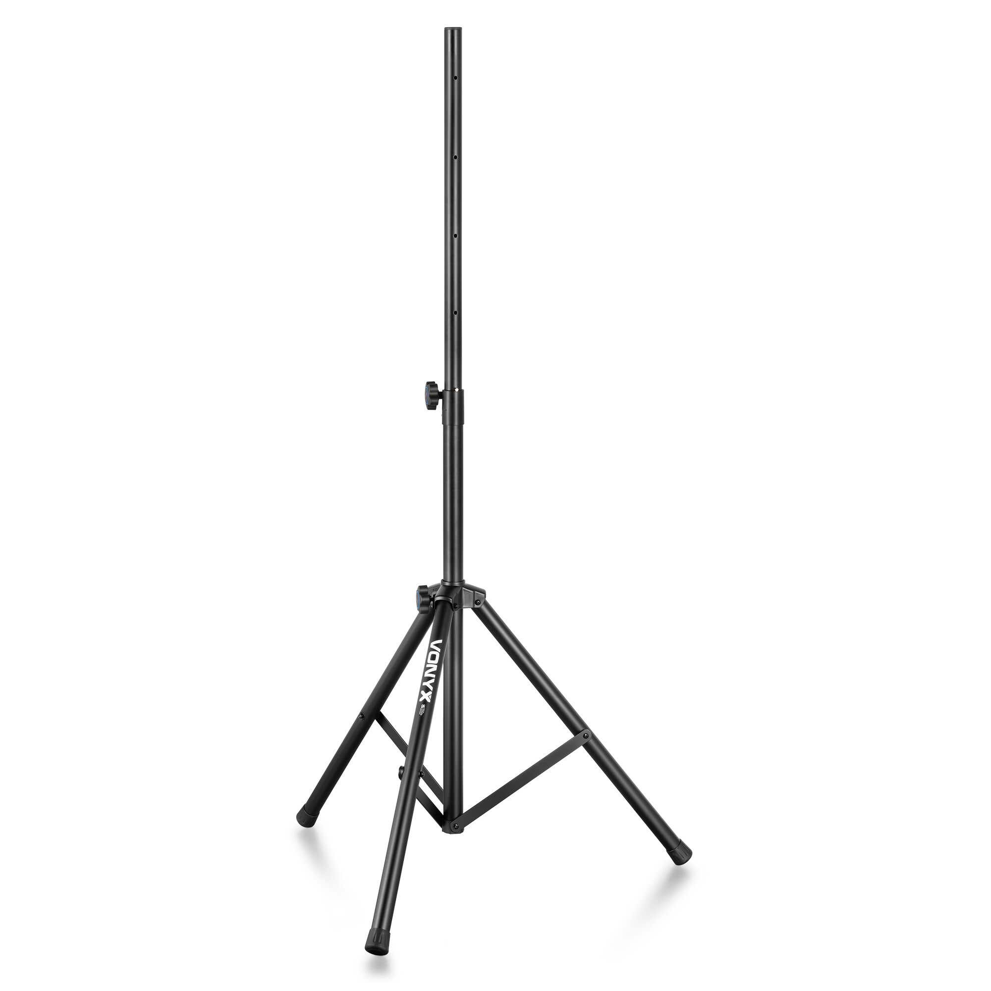 Un soporte negro para altavoz sobre fondo blanco. Tiene tres patas y un poste central alto y ajustable.