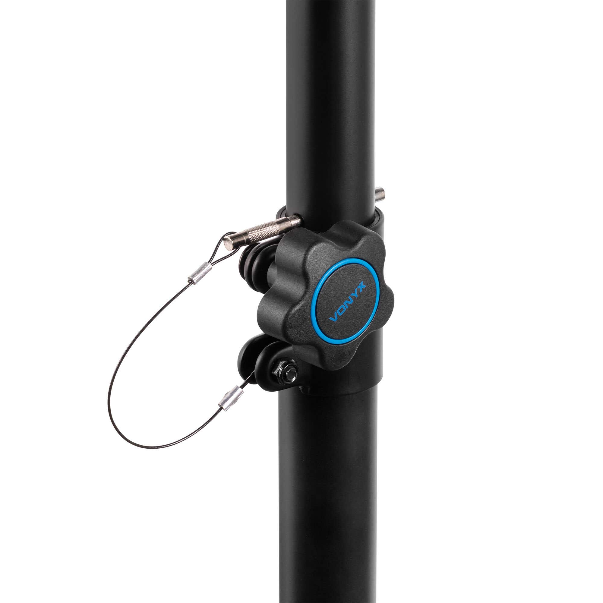 Primer plano del mecanismo de ajuste de un soporte de altavoz negro con pomo, cable y la marca VONYX, sobre un fondo blanco.