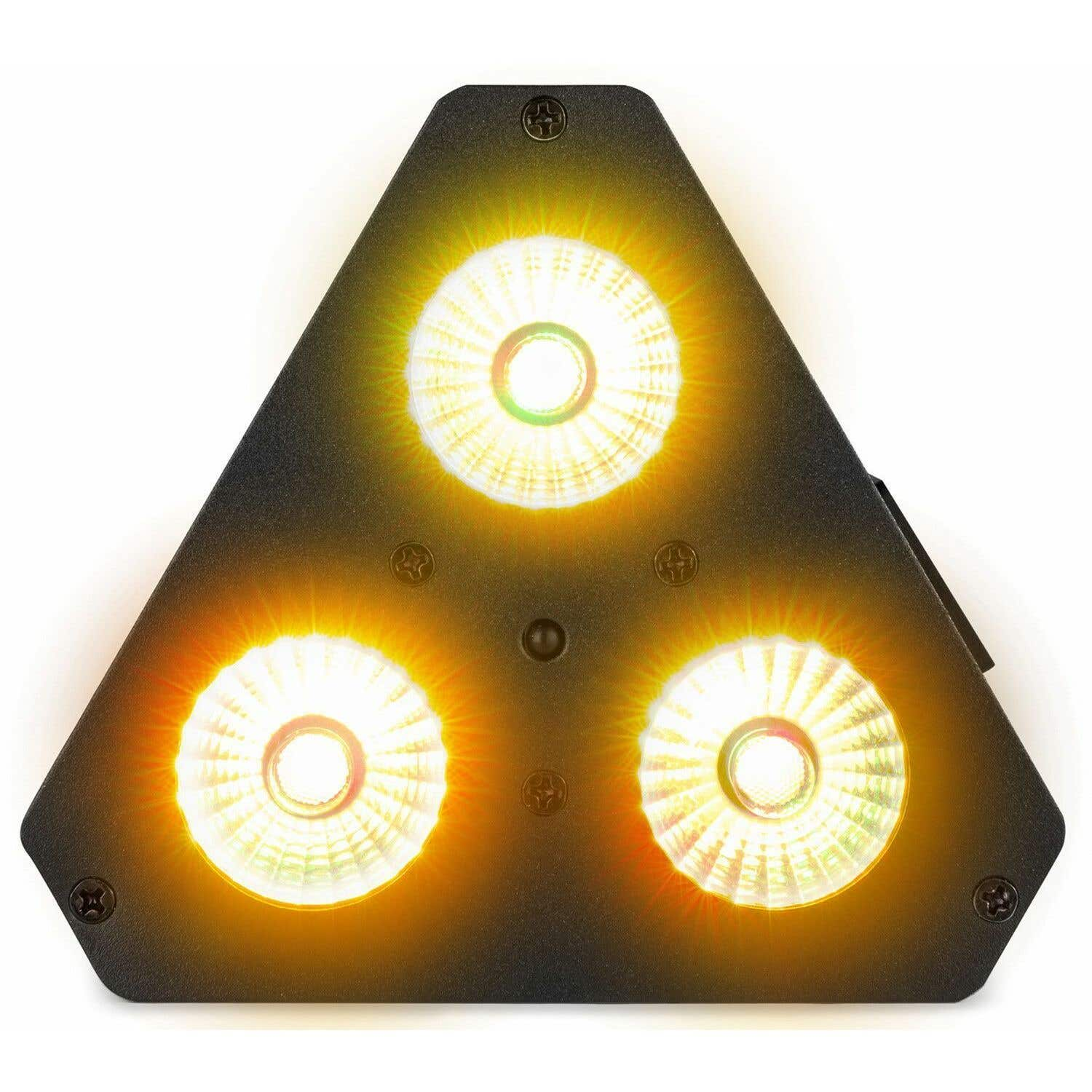 Un artefacto de luz triangular negro con tres luces amarillo-blancas brillantes. Tornillos aseguran el artefacto. Fondo blanco.