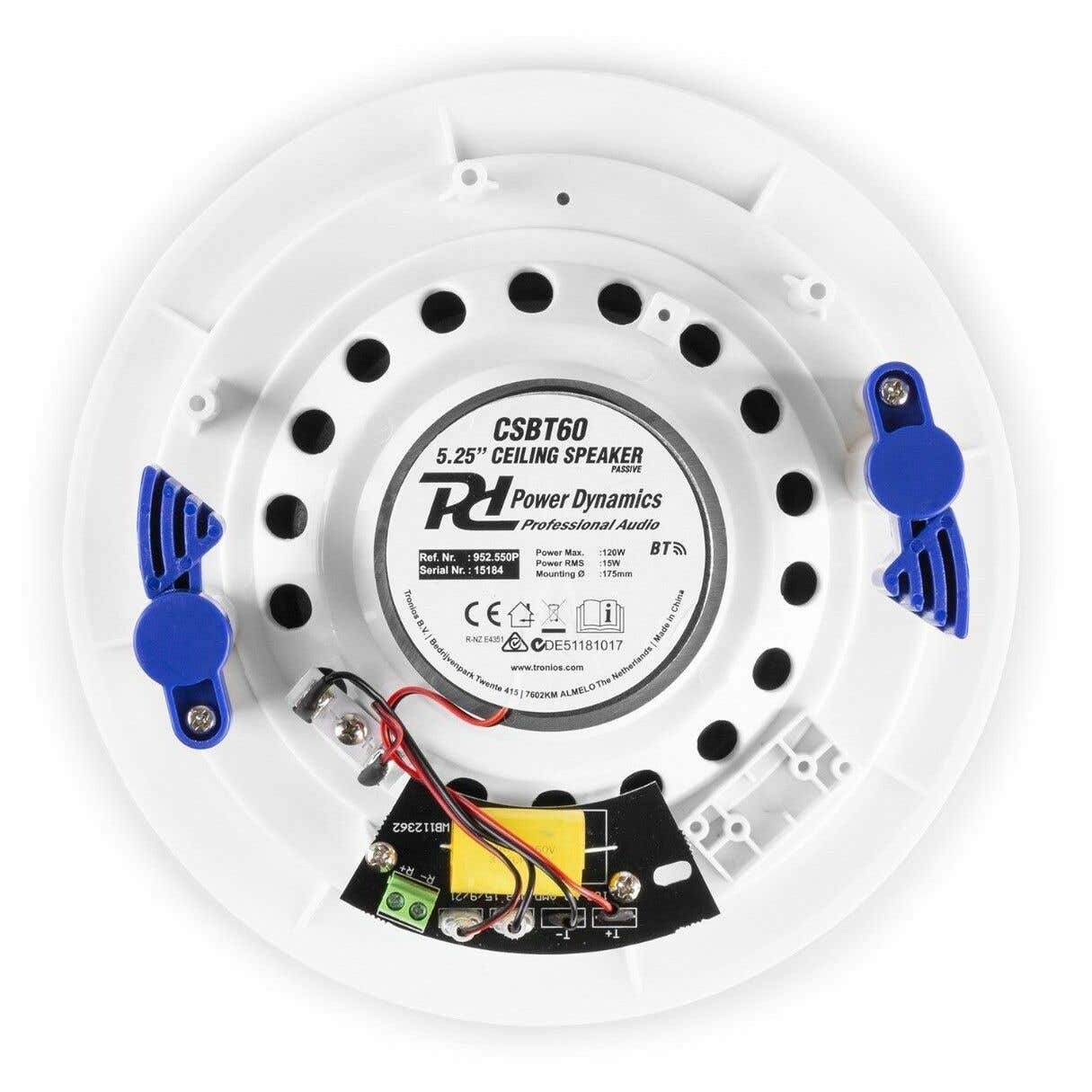 Altavoz de techo blanco con soportes azules. Tiene un centro negro con texto y una pequeña placa de circuito.