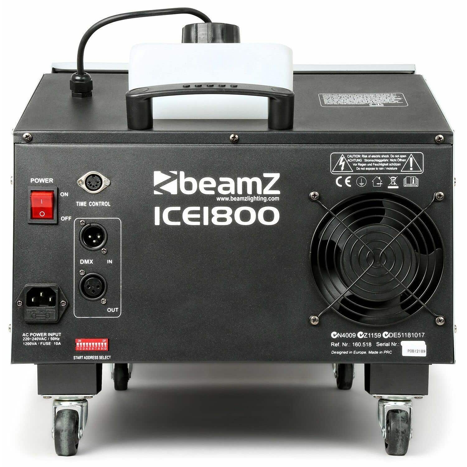 Una máquina Beamz ICEI800 negra con asa, botón de encendido, puertos DMX y ventilador. Tiene ruedas.