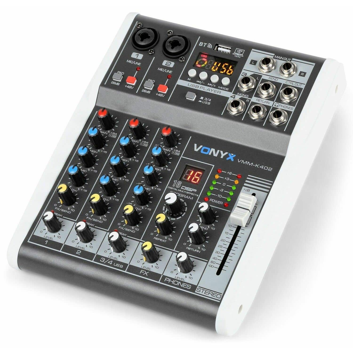 Un mezclador de audio Vonyx VMM-K402 con perillas, faders y conectores de entrada/salida. Tiene una pantalla digital y botones.