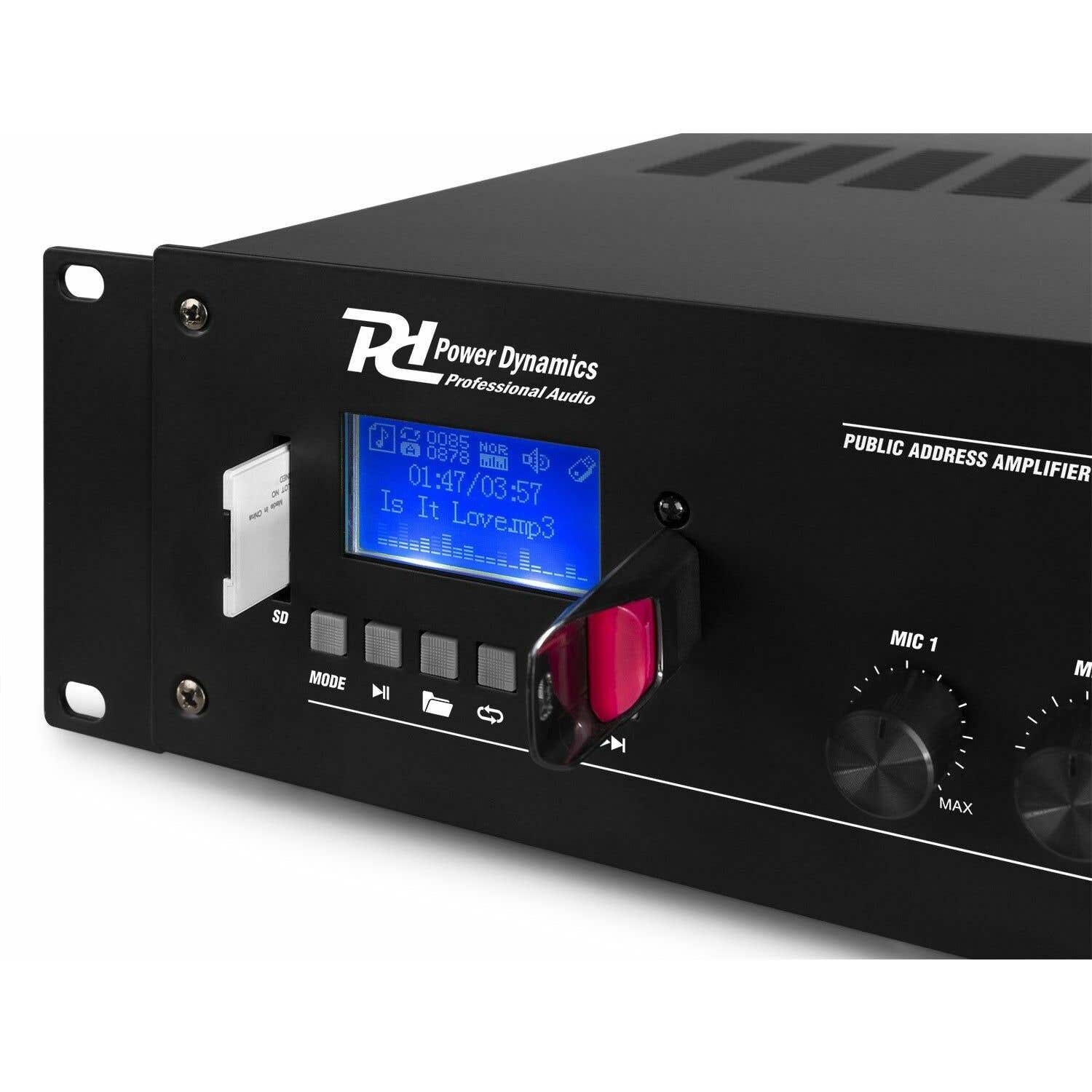 Schwarzer Audioverstärker mit blauem Bildschirm, SD-Karte und USB-Stick. Beschriftet mit "Power Dynamics" und "Public Address Amplifier".