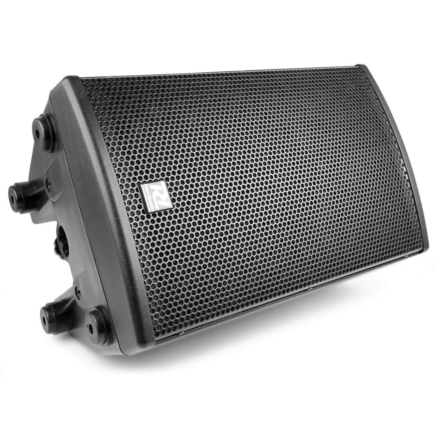 Un altavoz negro inclinado hacia la derecha, con una rejilla frontal. Tiene varios conectores redondos en la parte trasera y un logotipo blanco.