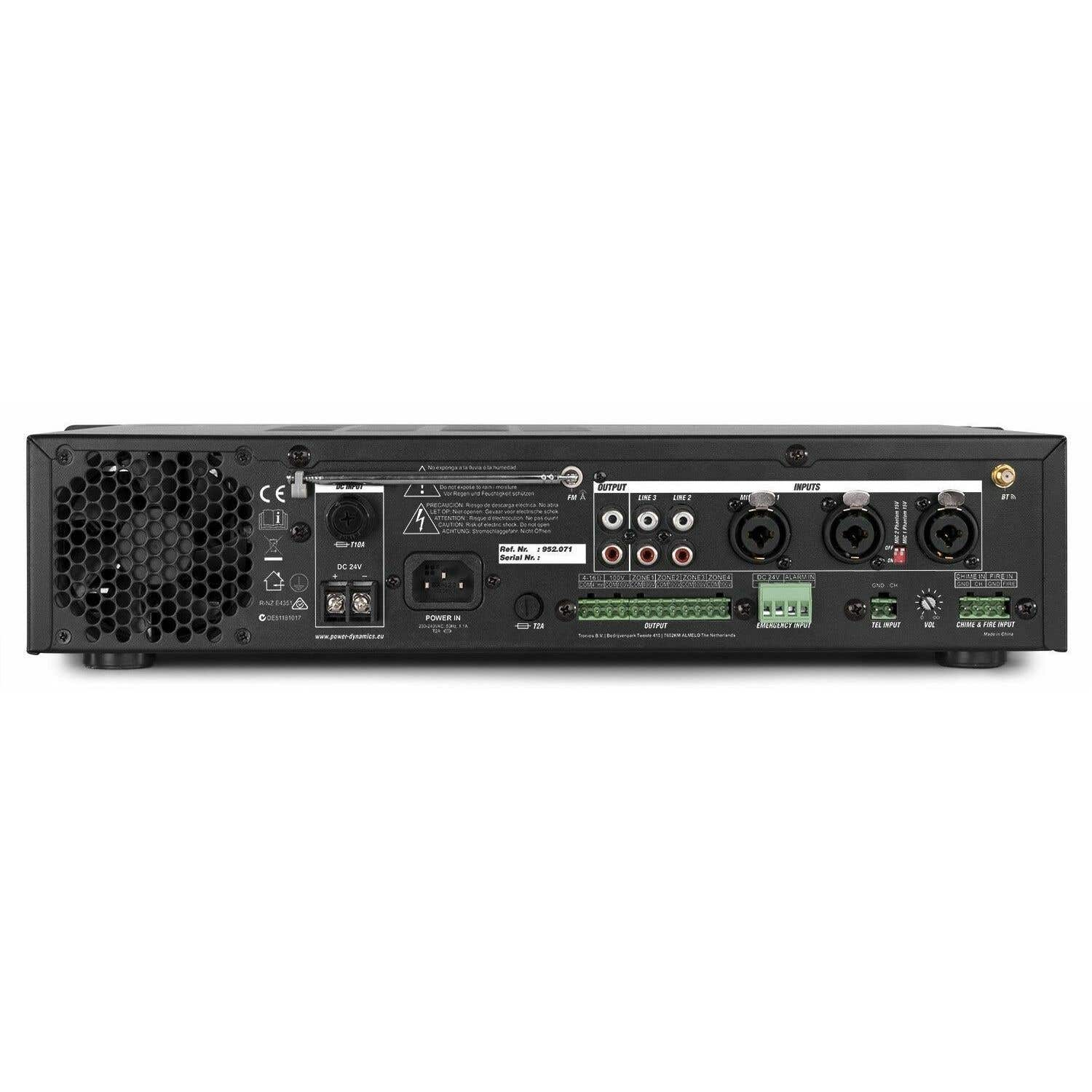 Amplificador de audio negro con varios puertos de entrada/salida, entradas de alimentación y perillas de control. Hay etiquetas de texto.