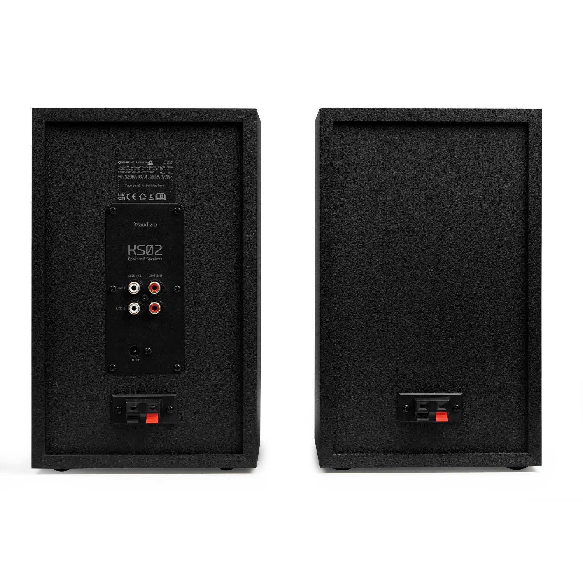 Dos altavoces negros. Uno tiene puertos de entrada, el otro tiene un conector rojo y negro.