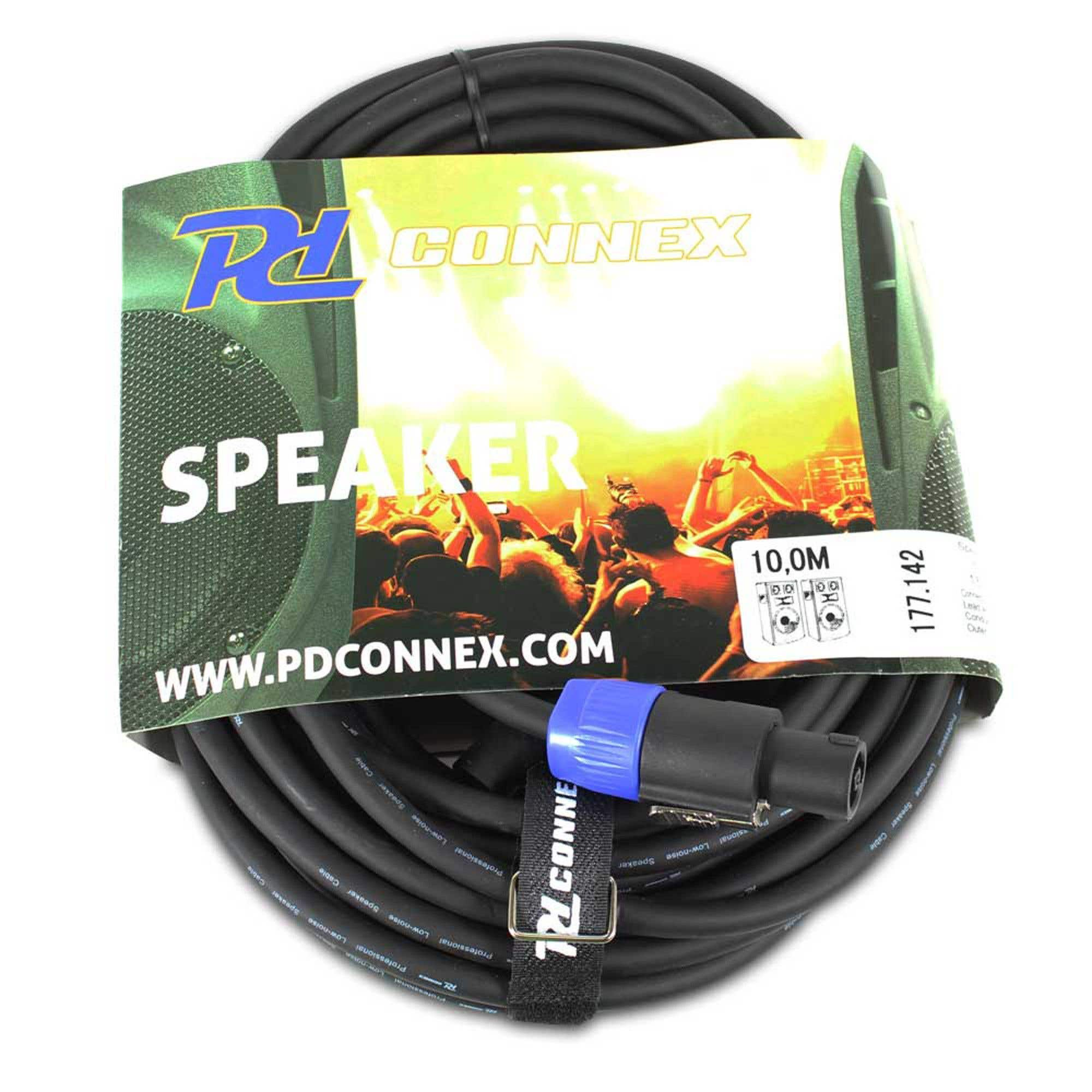 Un cable de altavoz negro con conector azul está enrollado. Una etiqueta muestra una multitud de conciertos y la marca PD Connex.
