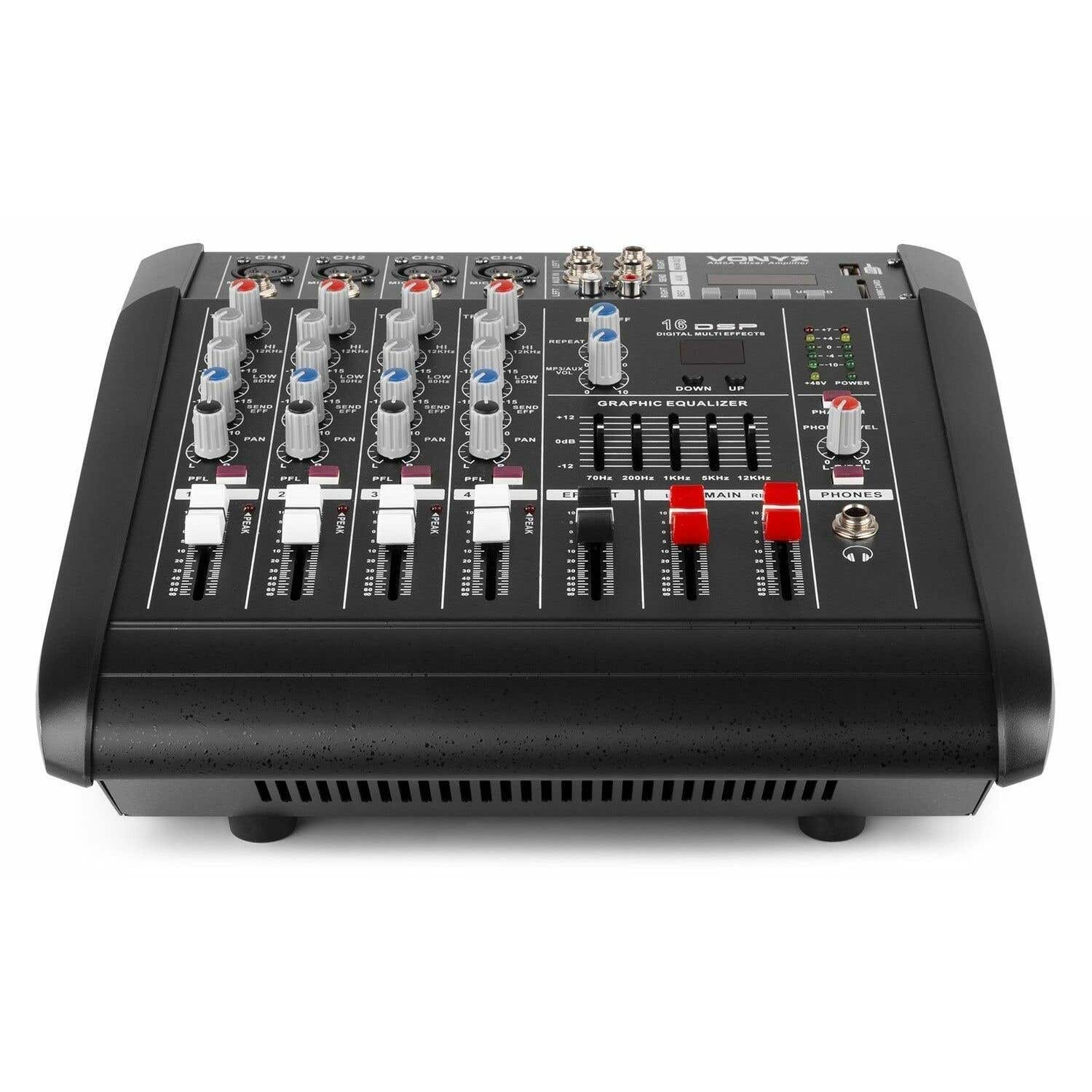 Mesa de mezclas de audio negra con perillas, deslizadores y botones. Cuenta con un ecualizador gráfico y varias opciones de entrada/salida.