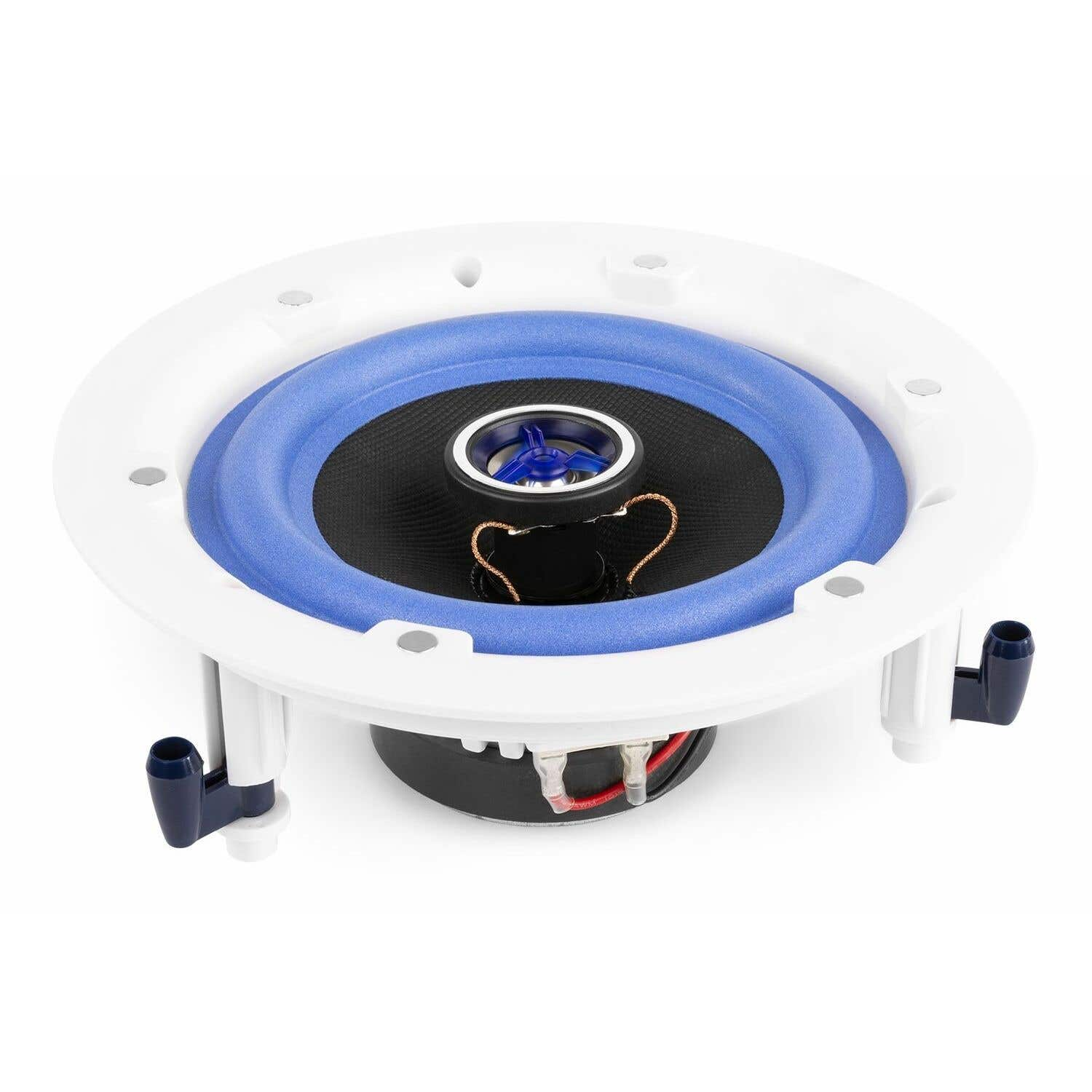 Un altavoz de techo redondo con marco blanco, anillo azul y centro negro. Se ven cables y una abrazadera de montaje azul oscuro.
