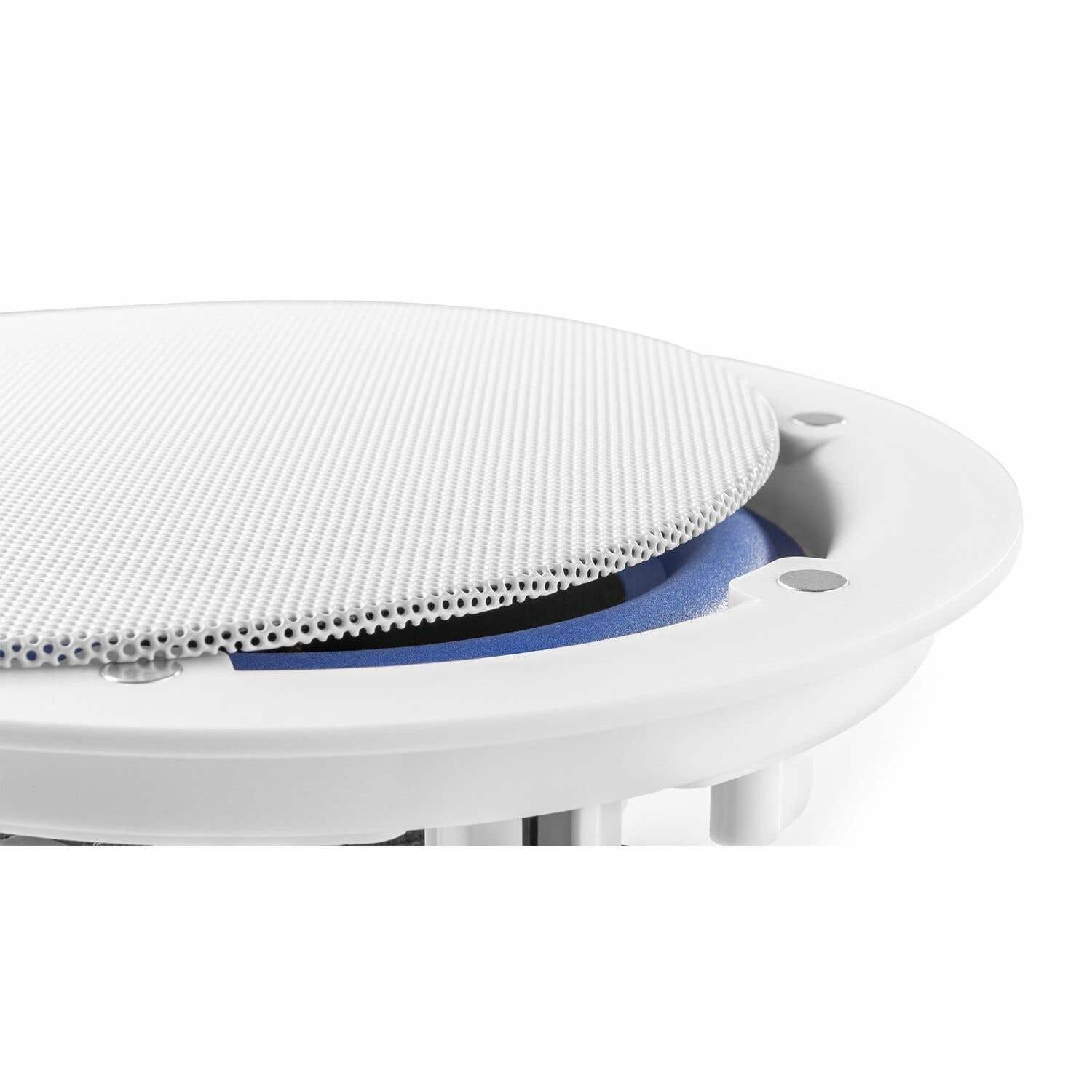 Primer plano de un componente de altavoz blanco. Tiene una cubierta perforada, un anillo azul y un marco blanco, con fondo blanco.