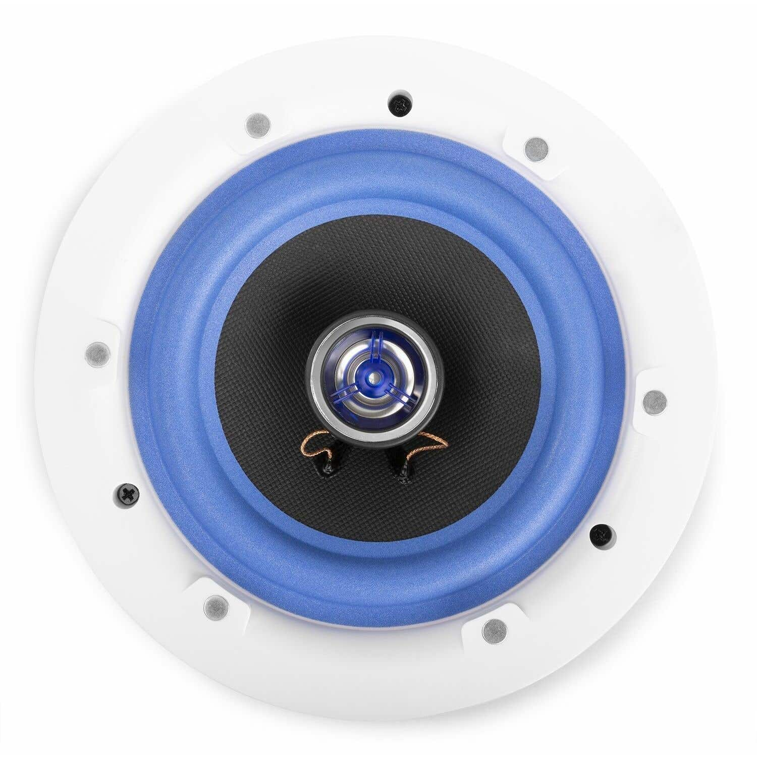 Un altavoz de techo con marco blanco, anillo azul, cono de altavoz negro y centro plateado. Se ven cables y tornillos.