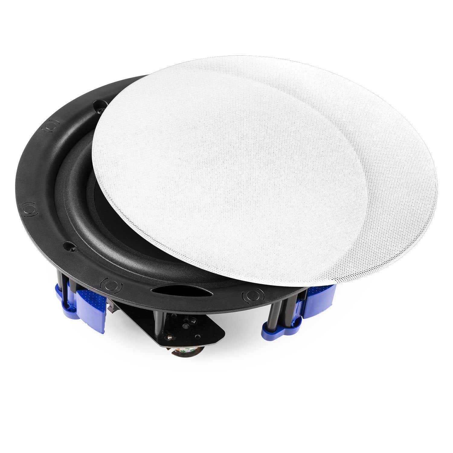 Un altavoz de techo con dos cubiertas blancas, redondas y perforadas. El altavoz es negro, con soportes azules y un cono interno negro.