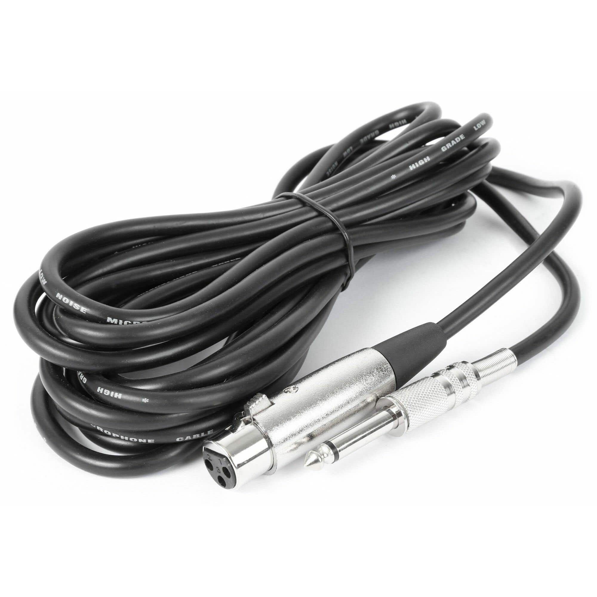 Een zwarte microfoonkabel met XLR- en 1/4 inch connectoren. De kabel is opgerold. De achtergrond is wit.