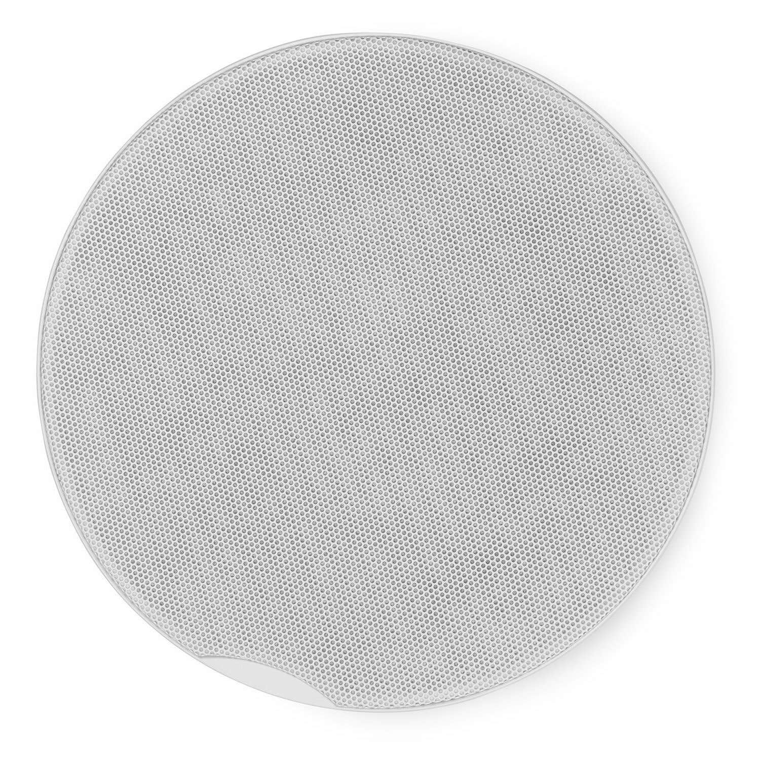 Una rejilla de altavoz blanca y circular. Tiene un patrón de malla y un borde blanco. El fondo es blanco liso.