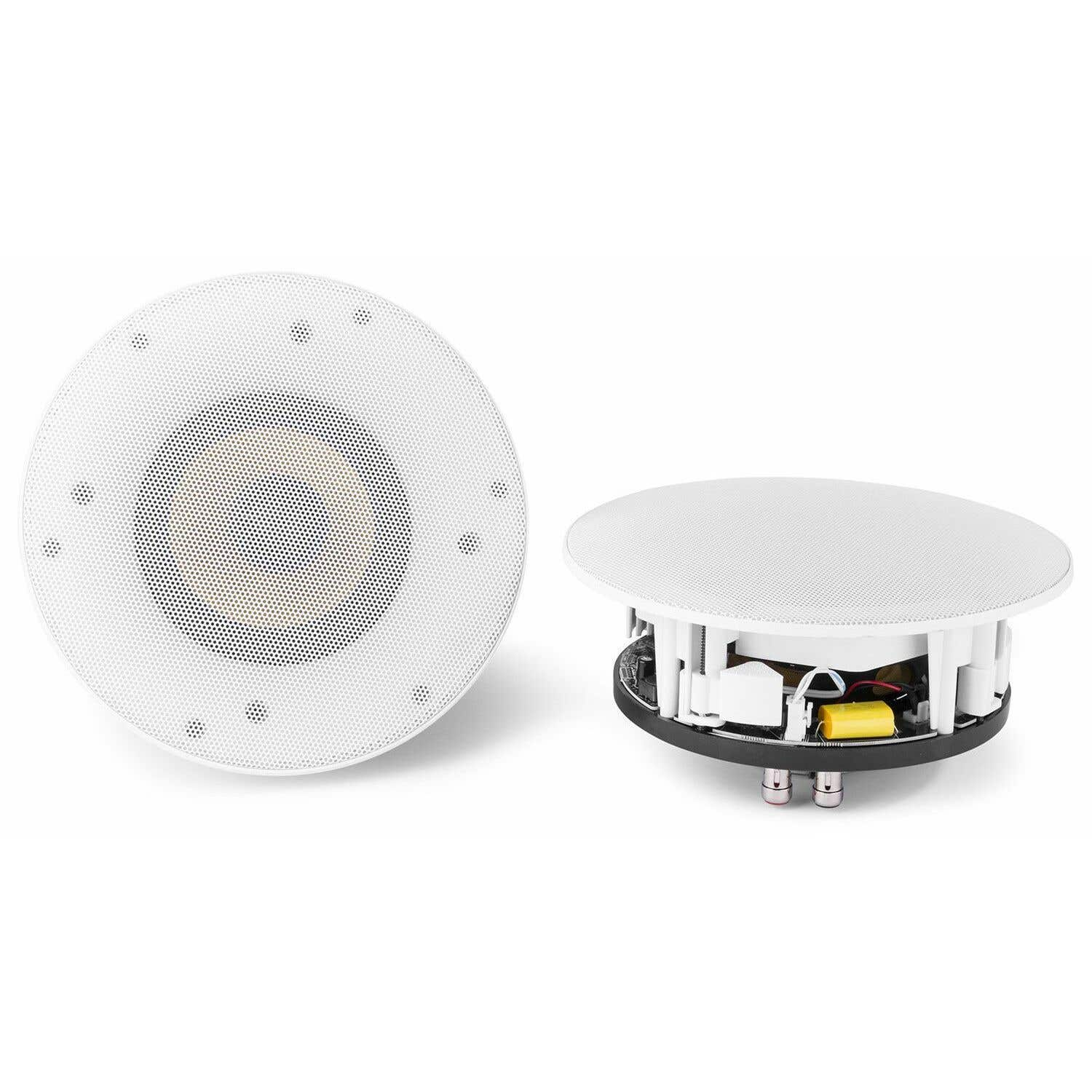 Dos altavoces blancos de techo. Uno está entero y el otro está abierto, mostrando los componentes internos.