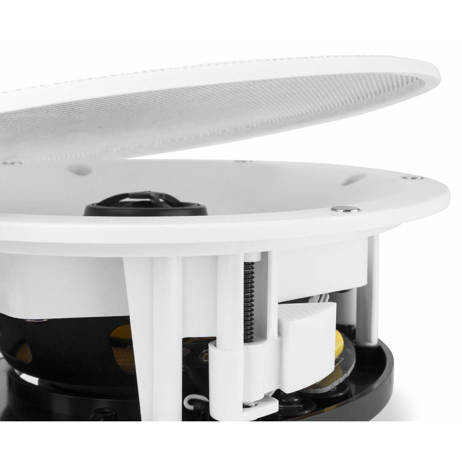 Primer plano de un altavoz blanco. Tiene forma redonda con rejilla protectora y componentes internos. El fondo es blanco.