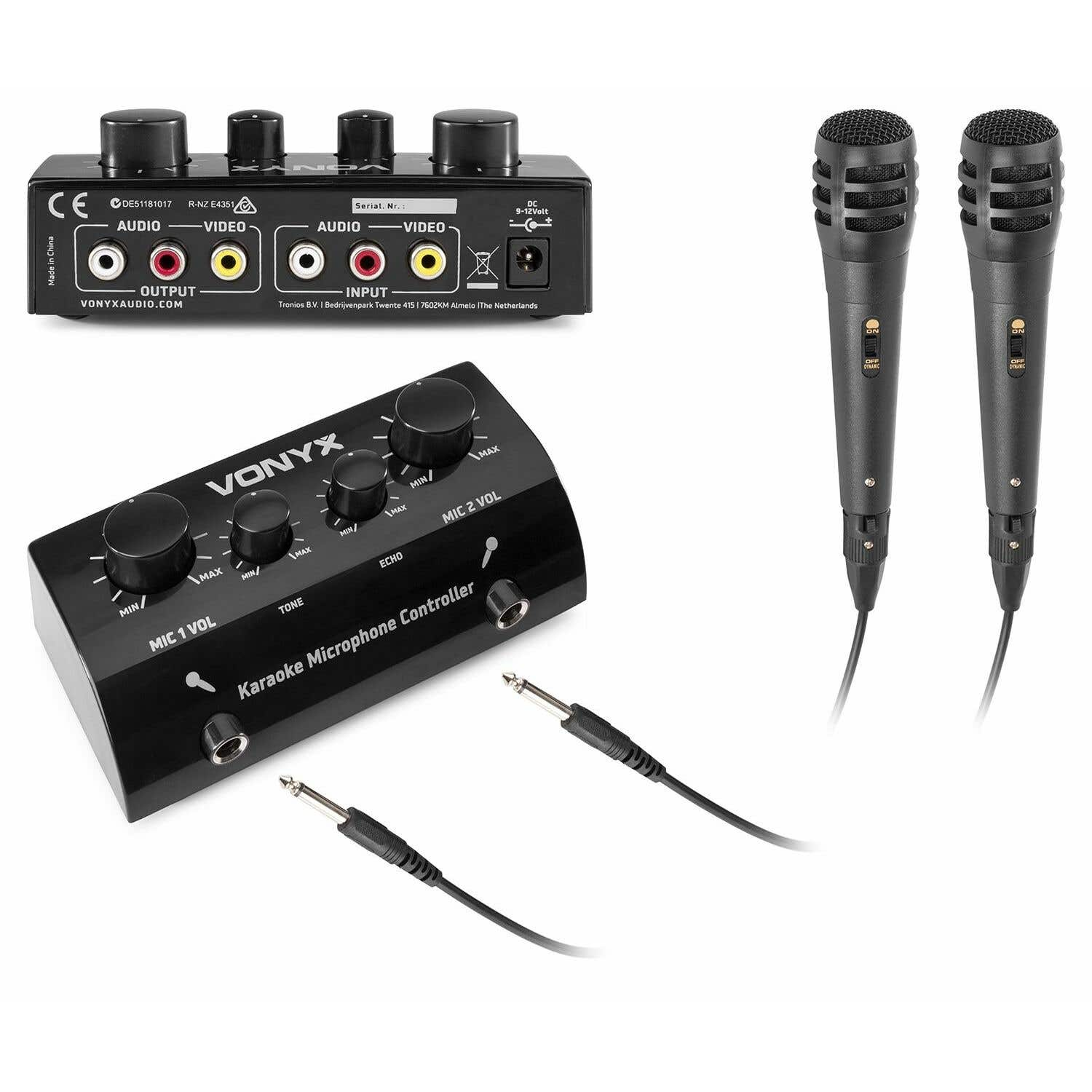 Zwarte karaoke microfoon controller met microfoons, kabels en in/uitgangen. Inclusief volume, toon en echo regelaars.