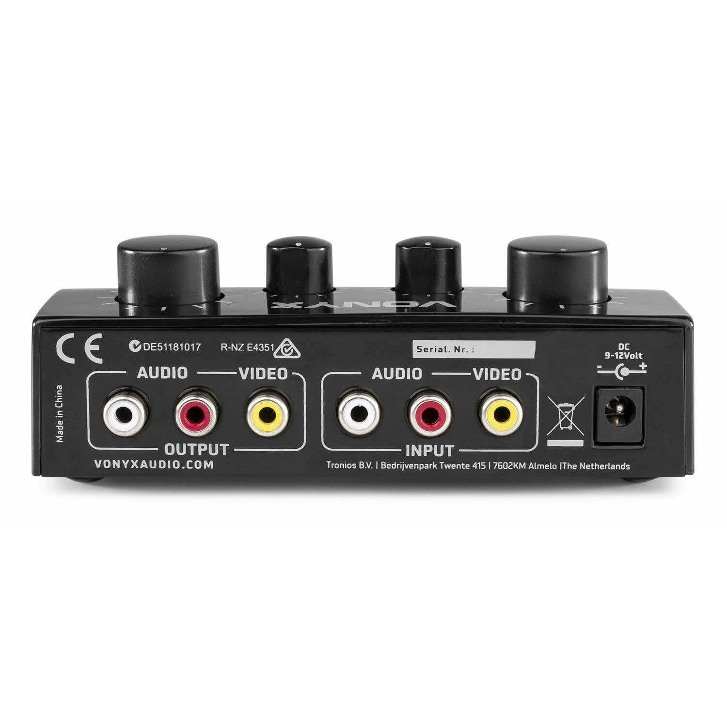 Zwart audio-video apparaat met knoppen en input/output poorten. Tekst bevat 'VONYXAUDIO.COM' en 'Made in China'.