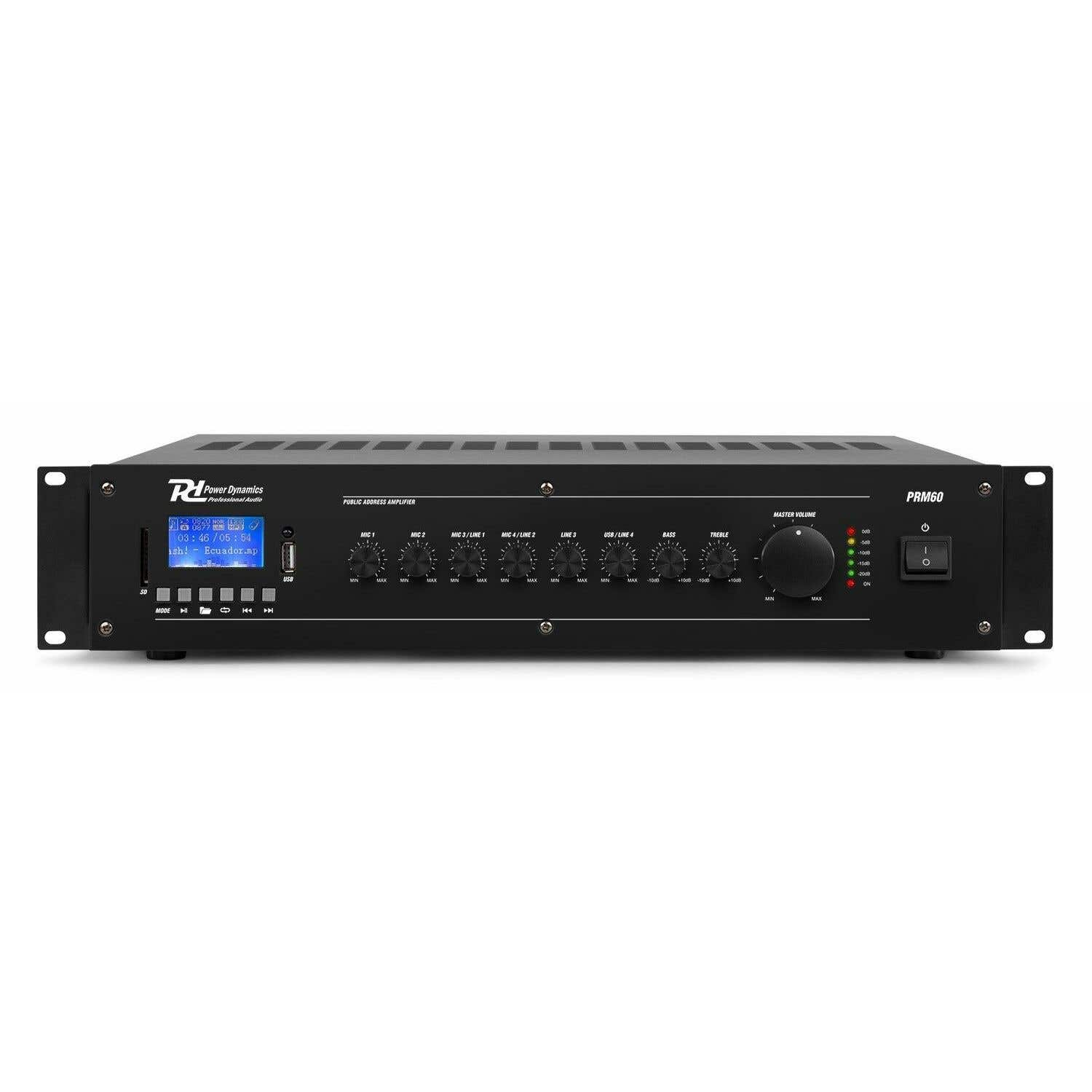 Amplificador negro Power Dynamics. Cuenta con pantalla, perillas y botones. Texto: MIC 1, MIC 2, MIC 3/LINE 1, MIC 4/LINE 2, etc.