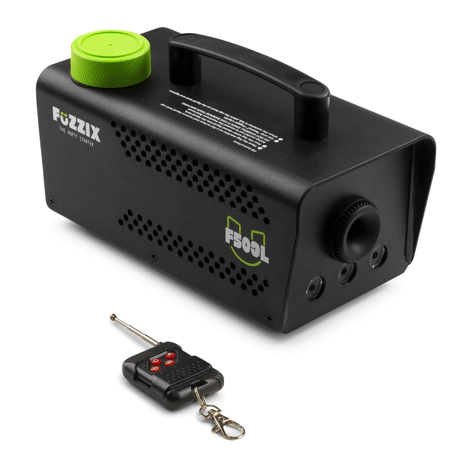 Máquina de niebla negra con tapa verde y mando a distancia. Tiene la marca FUZZIX. El modelo es F503L.