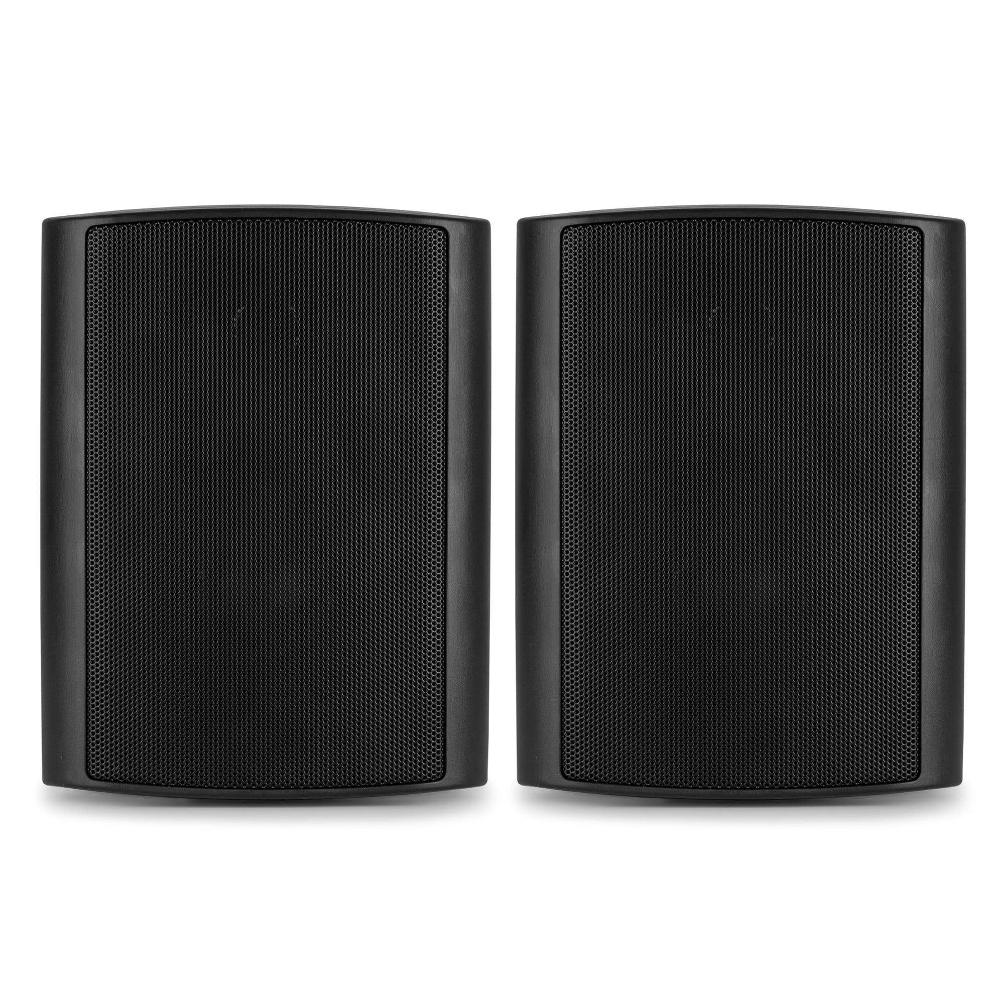 Dos altavoces negros alineados verticalmente, con una parte frontal de malla. El fondo es blanco.