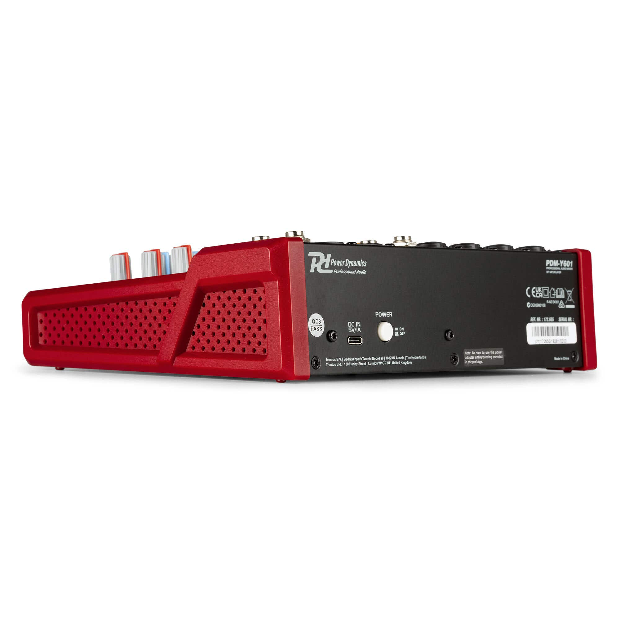 Mezclador de audio rojo con perillas blancas, panel trasero negro con puertos de alimentación y entrada, y logo Power Dynamics.