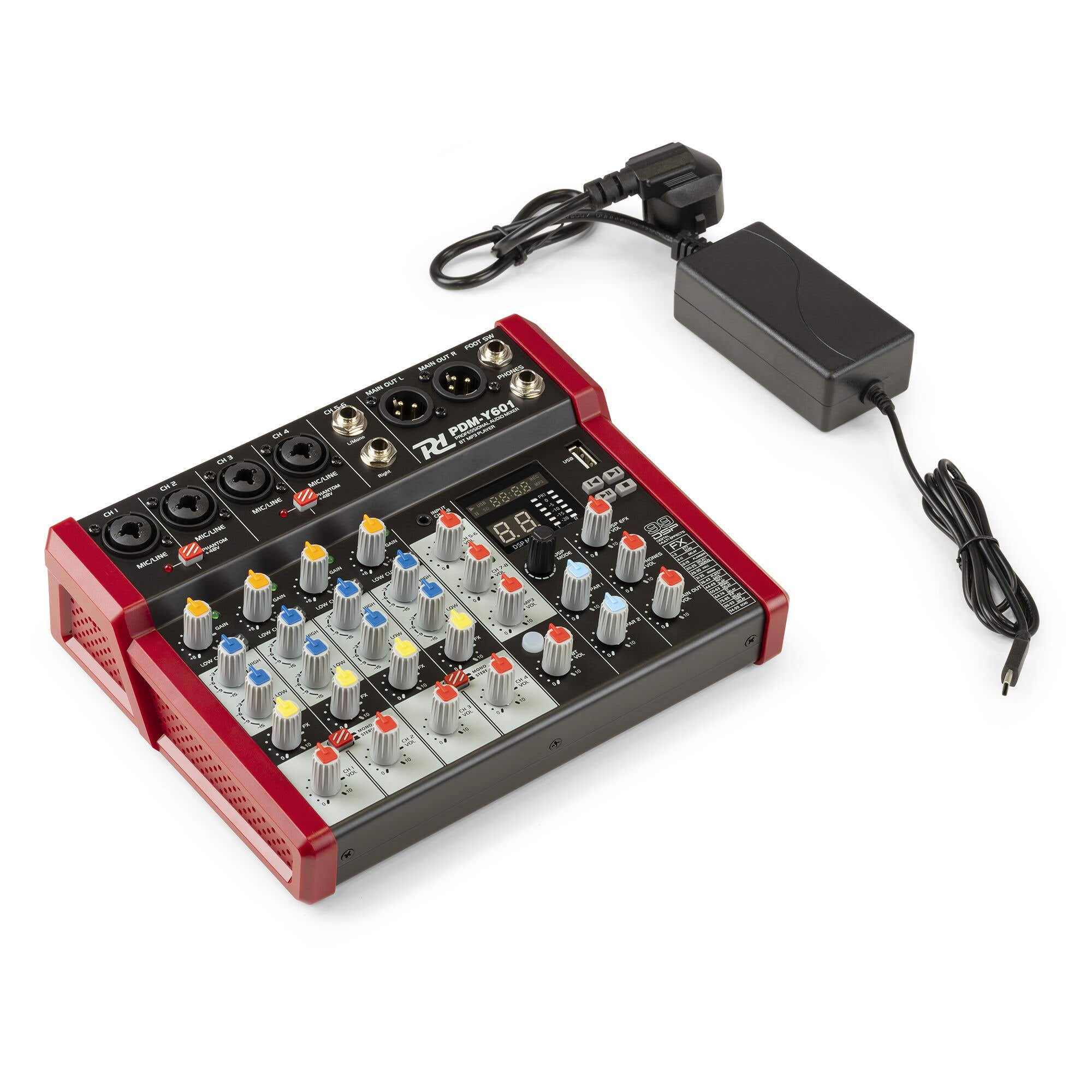 Una mesa de mezclas de audio roja y negra con muchas perillas y botones. Un adaptador de corriente negro está conectado.