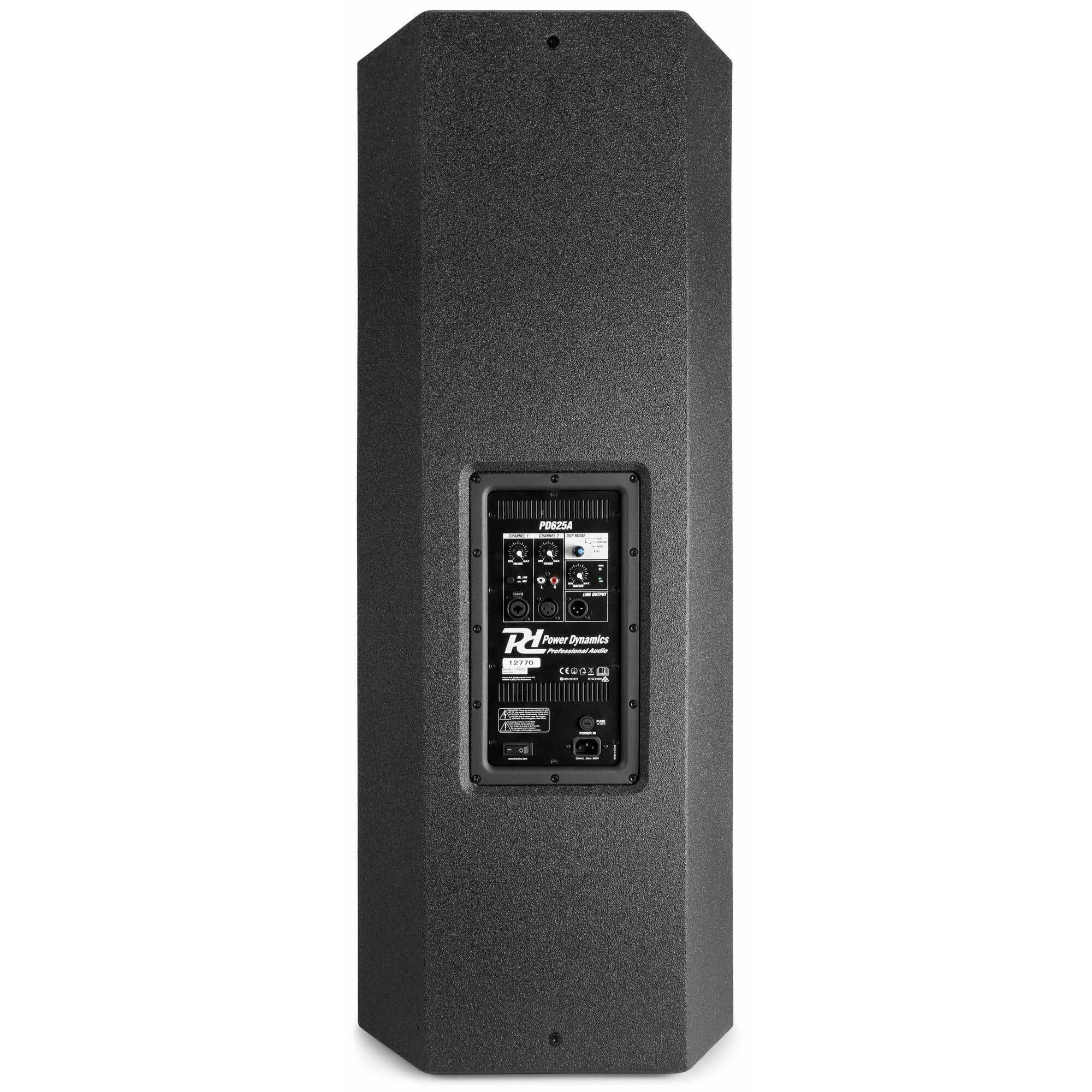 Een zwarte luidspreker met bedieningspaneel, merk Power Dynamics, model PD625A. Het heeft meerdere ingangs- en uitgangspoorten en knoppen.