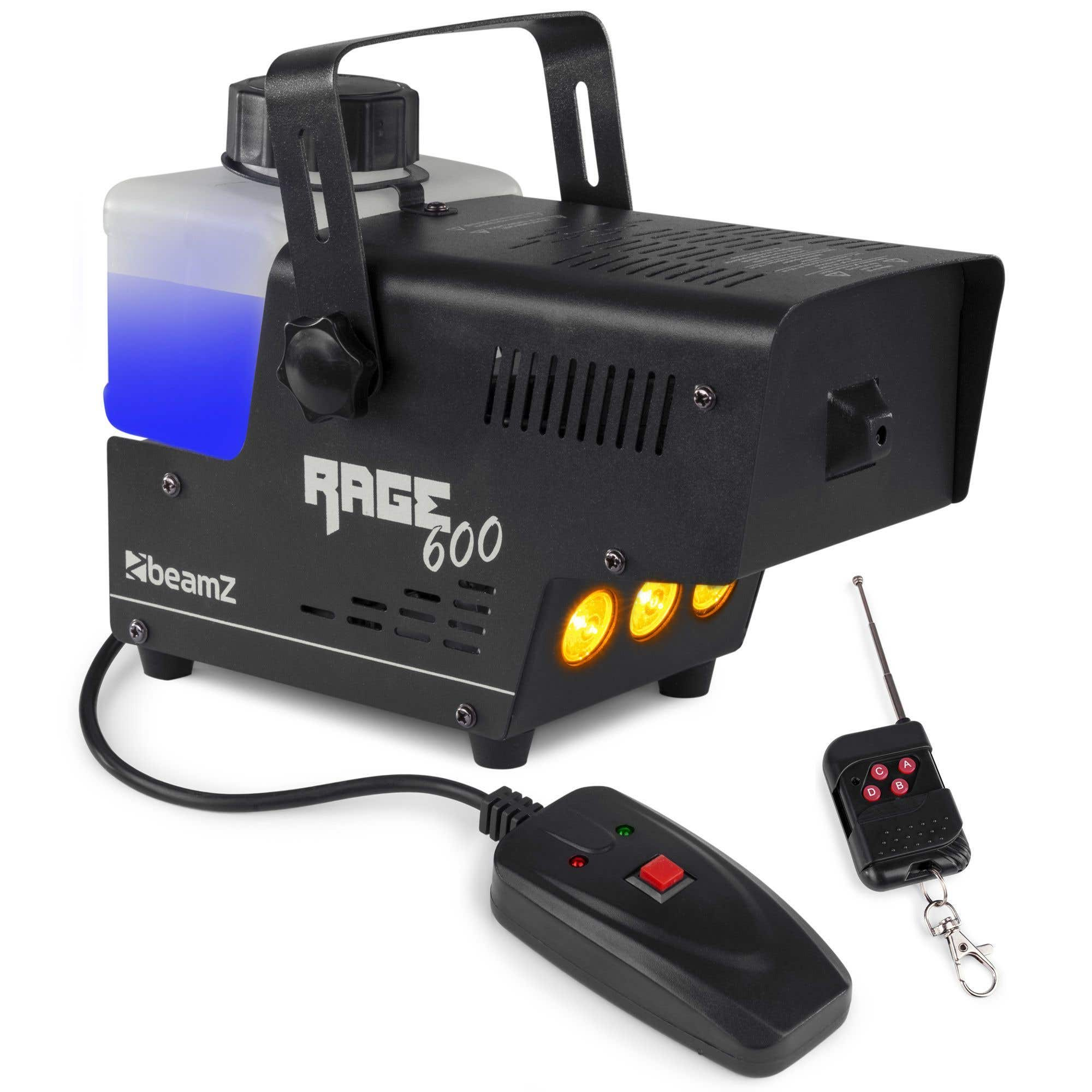 Máquina de niebla negra con depósito de líquido azul. Tiene un control remoto y un controlador con cable. Se ven tres luces.
