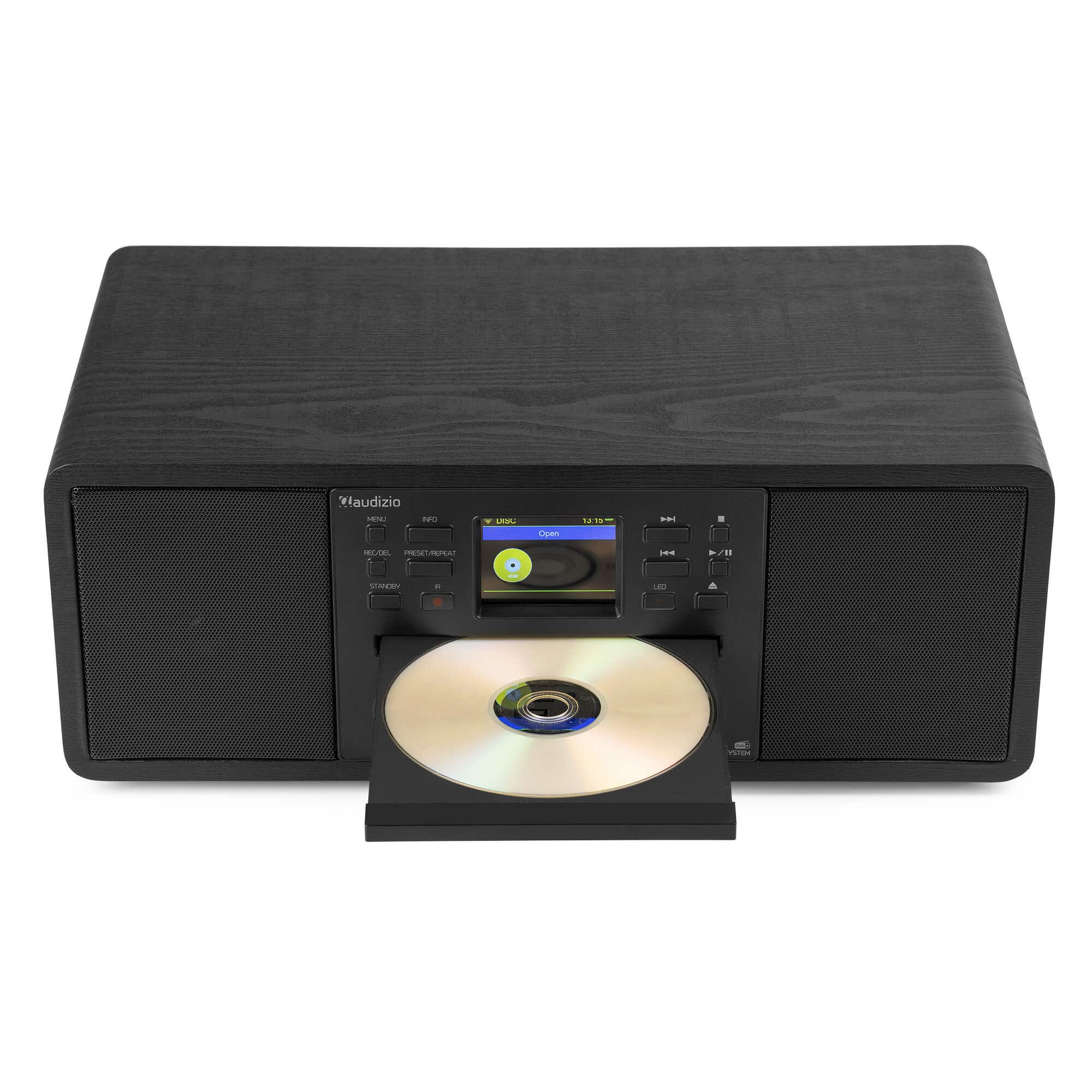 Ein schwarzes Stereoanlage mit offenem CD-Fach, das eine CD anzeigt. Der Bildschirm zeigt 'Open'. Die Marke ist 'laudizio'.