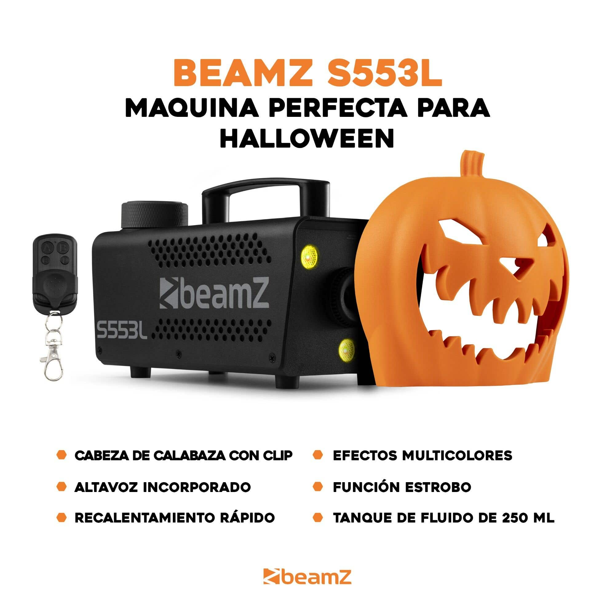 Una máquina de niebla Beamz S553L negra con mando a distancia y una calabaza naranja.