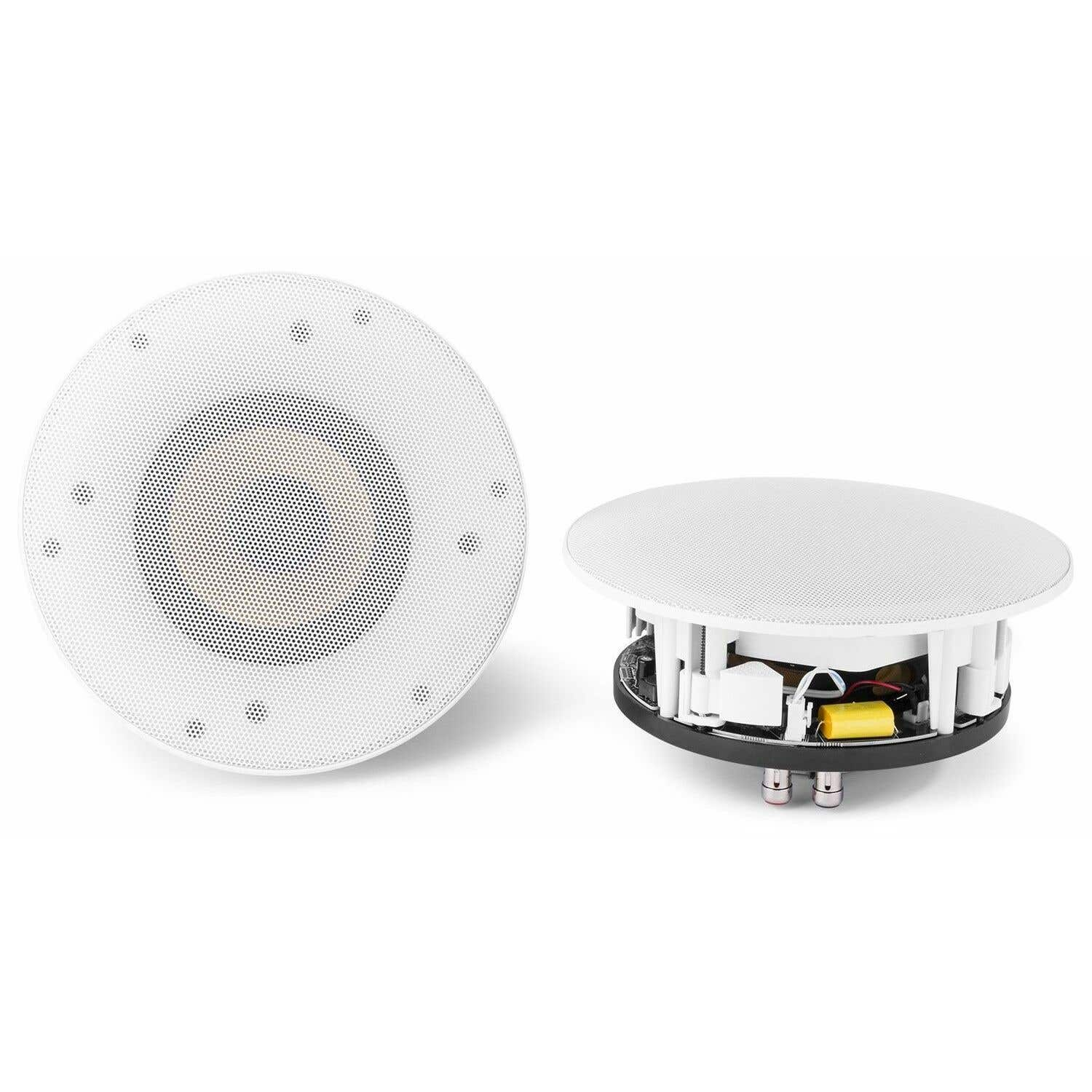 Dos altavoces de techo blancos. Uno intacto, el otro muestra componentes internos. Ambos redondos con rejillas metálicas perforadas.