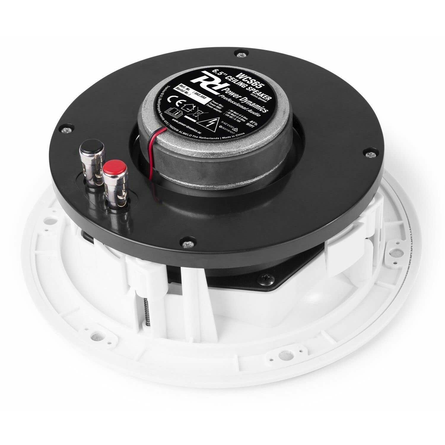 Un altavoz de techo blanco con un componente de altavoz negro y conectores rojo/negro. El altavoz tiene una etiqueta que dice 'Power Dynamics'.