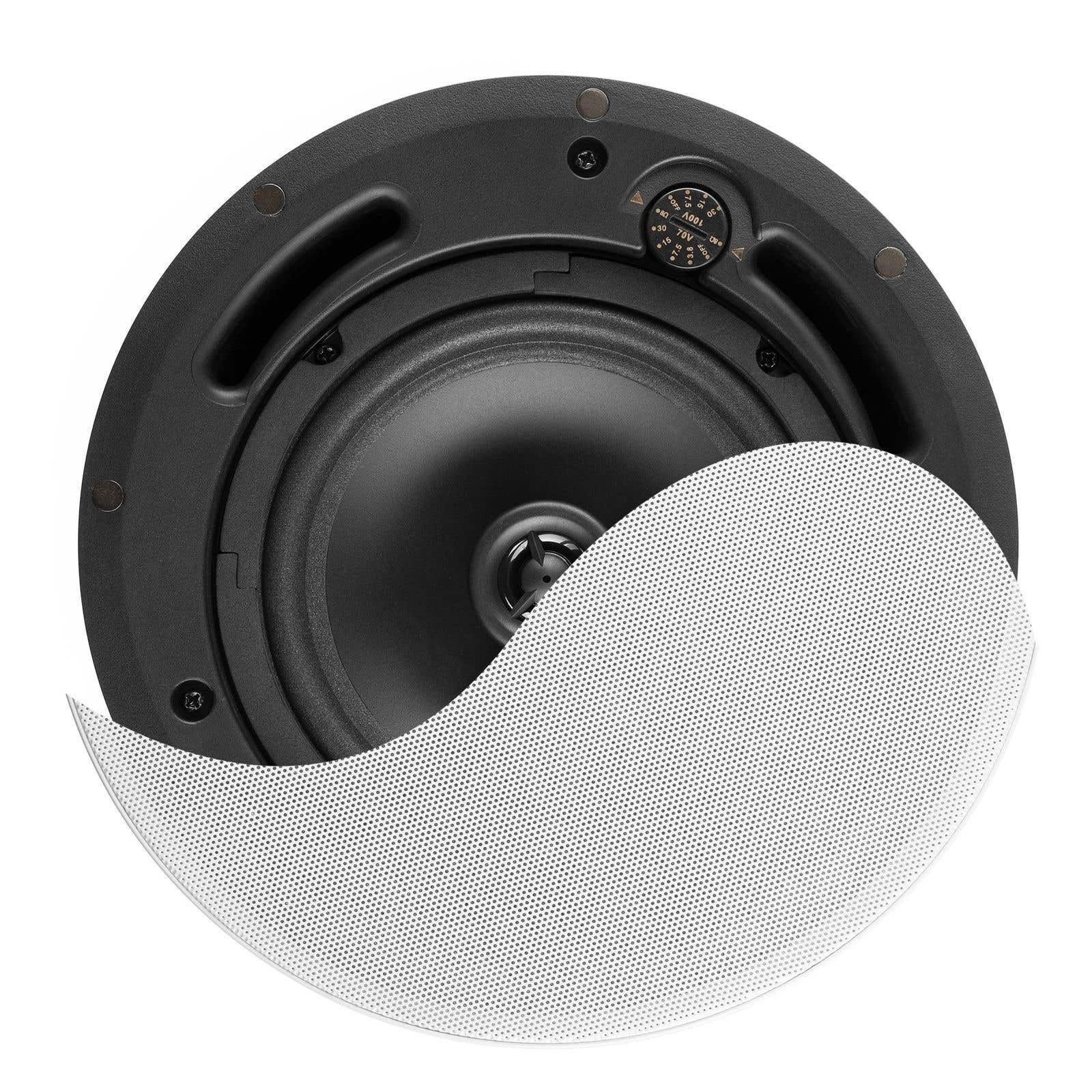 Altavoz de techo negro con una cubierta blanca perforada. Tiene control de volumen y un cono central.